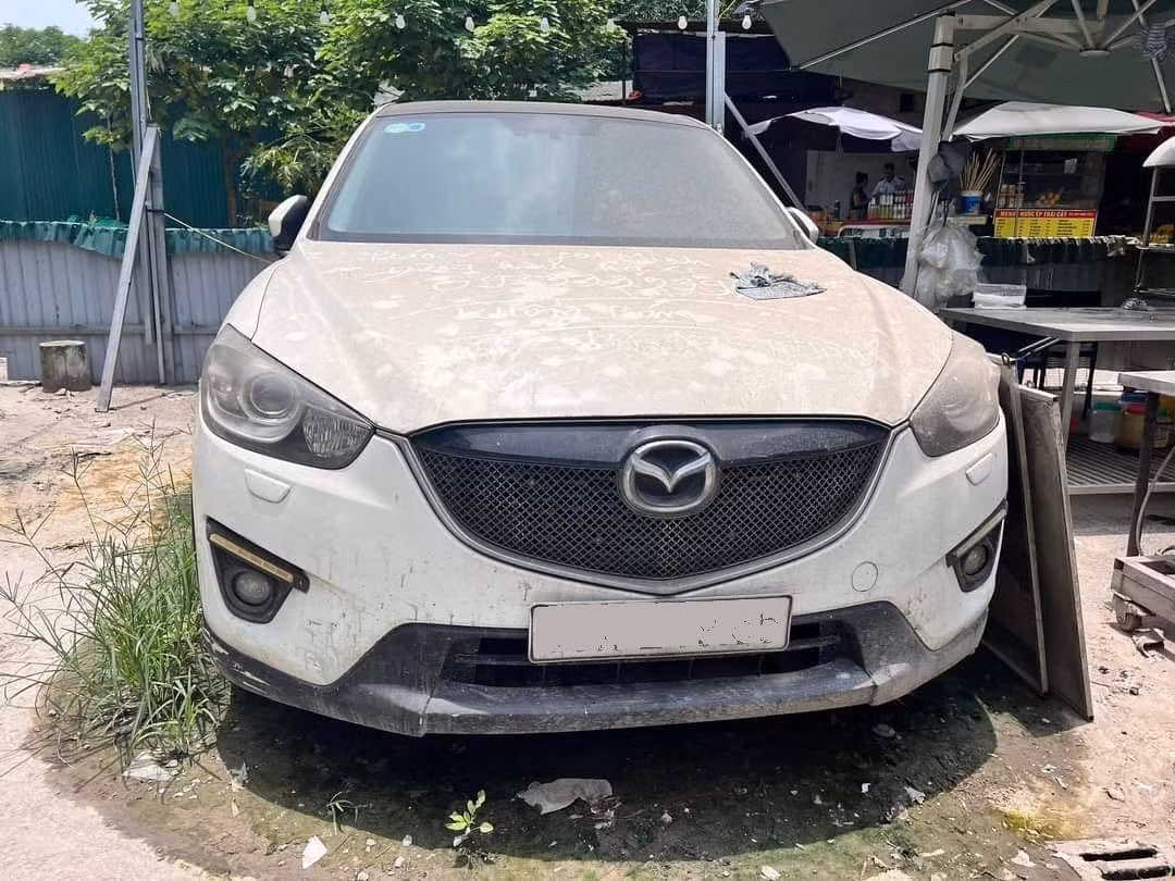 Xe ô tô hiệu Mazda CX-5 được cho là để lại quán bia từ thời dịch Covid nhưng chủ xe vẫn chưa đến lấy (Ảnh: Nghĩa Nguyễn/Oto+). Xe ô tô hiệu Mazda CX-5 được cho là để lại quán bia từ thời dịch Covid nhưng chủ xe vẫn chưa đến lấy (Ảnh: Nghĩa Nguyễn/Oto+).