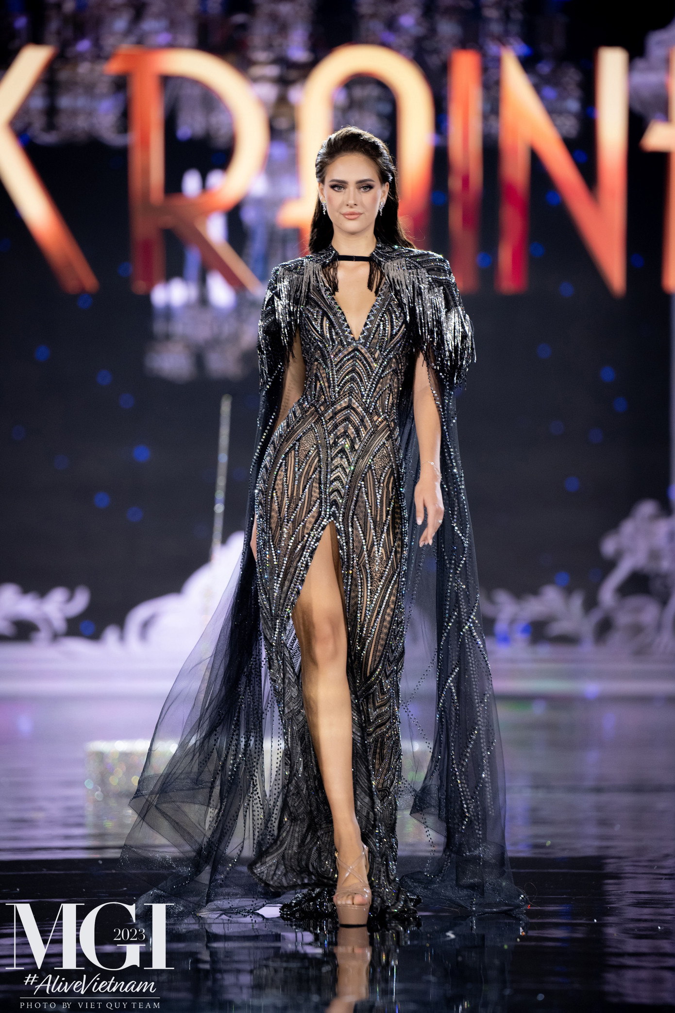 Thí sinh đến từ Italy cao 1,81 m cùng đại diện Ukraine cao 1,77 m nổi bật trên sân khấu. Thí sinh đến từ Italy cao 1,81 m cùng đại diện Ukraine cao 1,77 m nổi bật trên sân khấu.