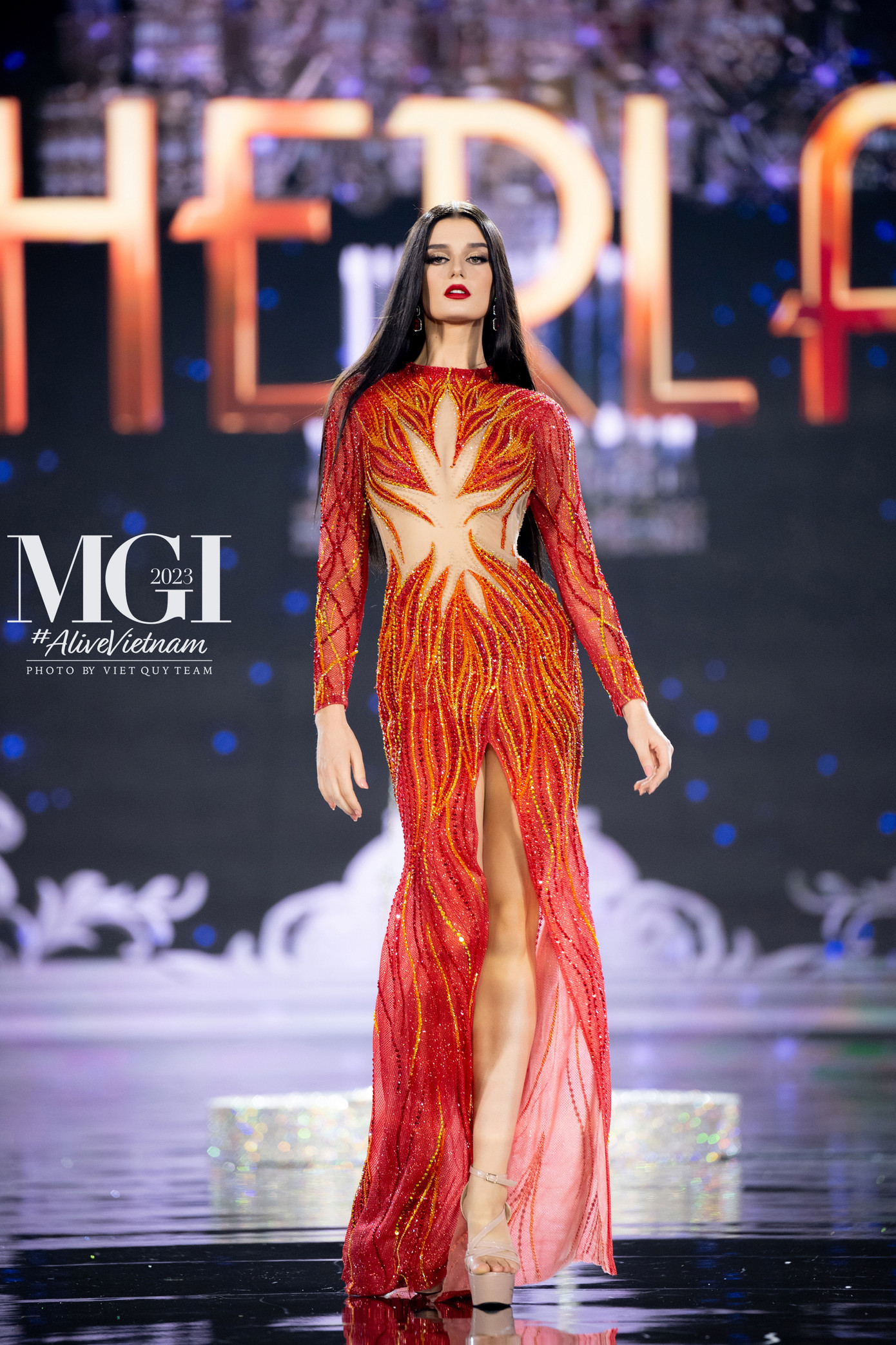 Miss Grand Hà Lan nhận định người đầu tiên được gọi tên vào top 5 là đại diện Indonesia nhờ tính cách thân thiện. Người thứ hai có thể vào Top 5 là đại diện Peru do có nền tảng là nghệ sĩ giải trí, làm mọi thứ rất tốt, chuẩn bị kỹ lưỡng khi tham gia cuộc thi. "Ngòai ra, đại diện Colombia có nguồn năng lượng rất mạnh, từ thí sinh đến người xem đều có thể cảm nhận được điều đó. Người thứ tư là Thái Lan, tôi rất thích phong cách của cô ấy, cô ấy tỏa ra phong thái beauty queen. Người cuối cùng là Việt Nam, cô rất tốt với mọi người, làm tốt vai trò chủ nhà, cô luôn cố gắng mỗi ngày", thí sinh đến từ Hà Lan đưa ý kiến.
