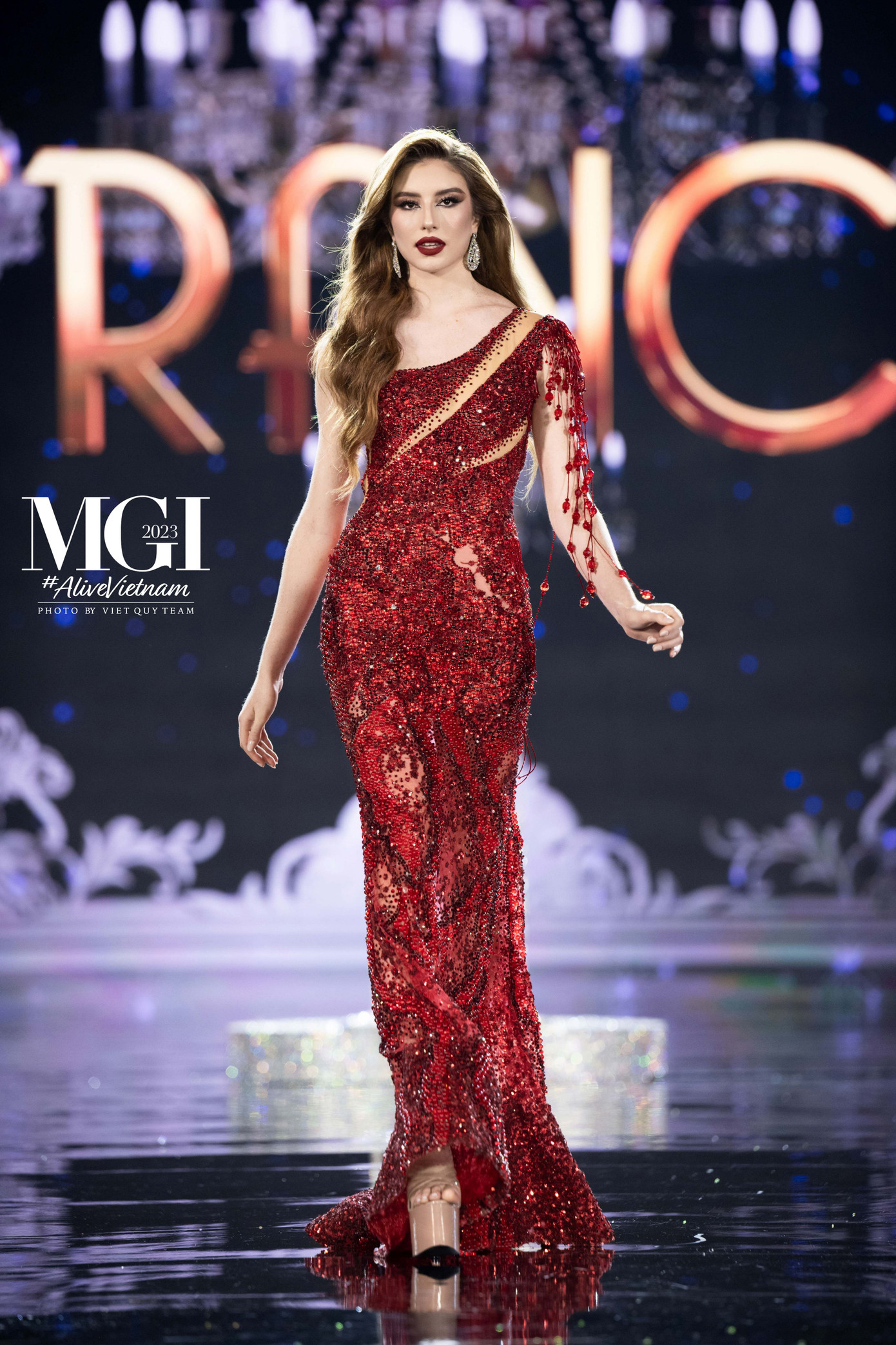 Đại diện Pháp có chiều cao vượt trội lên đến 1,78 m. Cô năm nay 19 tuổi, có nước da trắng và lợi thế đôi chân dài. Càng về chặng cuối, người đẹp đến từ Pháp càng sáng sân khấu và được đánh giá cao trên các diễn đàn sắc đẹp. Đại diện Pháp có chiều cao vượt trội lên đến 1,78 m. Cô năm nay 19 tuổi, có nước da trắng và lợi thế đôi chân dài. Càng về chặng cuối, người đẹp đến từ Pháp càng sáng sân khấu và được đánh giá cao trên các diễn đàn sắc đẹp.