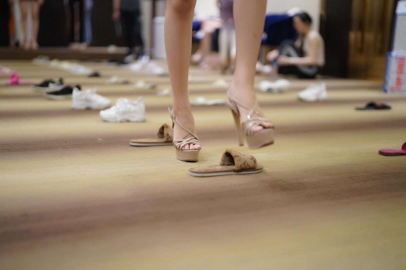 Những chiếc dép, đôi giày được đặt để trên sàn tập để thí sinh canh bước chân cho chuẩn nhịp. Những sải bước đều đặn và theo nhịp nhạc của 35 cô gái Hoa hậu Việt Nam là kết quả nỗ lực của chính họ và cả ê-kíp đào tạo. Những chiếc dép, đôi giày được đặt để trên sàn tập để thí sinh canh bước chân cho chuẩn nhịp. Những sải bước đều đặn và theo nhịp nhạc của 35 cô gái Hoa hậu Việt Nam là kết quả nỗ lực của chính họ và cả ê-kíp đào tạo.