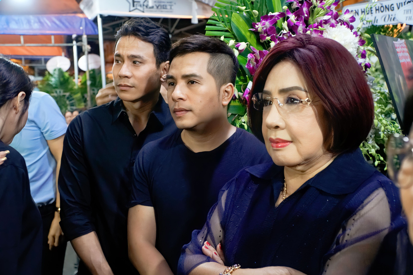 NSND Lệ Thủy đến viếng đàn em Vũ Linh cùng con trai Dương Đình Trí và diễn viên Trí Quang. Sau khi Minh Cảnh đi Mỹ, Lệ Thủy cùng Vũ Linh nhiều lần thể hiện thành công vở cải lương Máu nhuộm sân chùa (vở cải lương làm nên thành công cho Minh Cảnh - Lệ Thủy). Ảnh: Phạm Thành Trung. NSND Lệ Thủy đến viếng đàn em Vũ Linh cùng con trai Dương Đình Trí và diễn viên Trí Quang. Sau khi Minh Cảnh đi Mỹ, Lệ Thủy cùng Vũ Linh nhiều lần thể hiện thành công vở cải lương Máu nhuộm sân chùa (vở cải lương làm nên thành công cho Minh Cảnh - Lệ Thủy). Ảnh: Phạm Thành Trung.