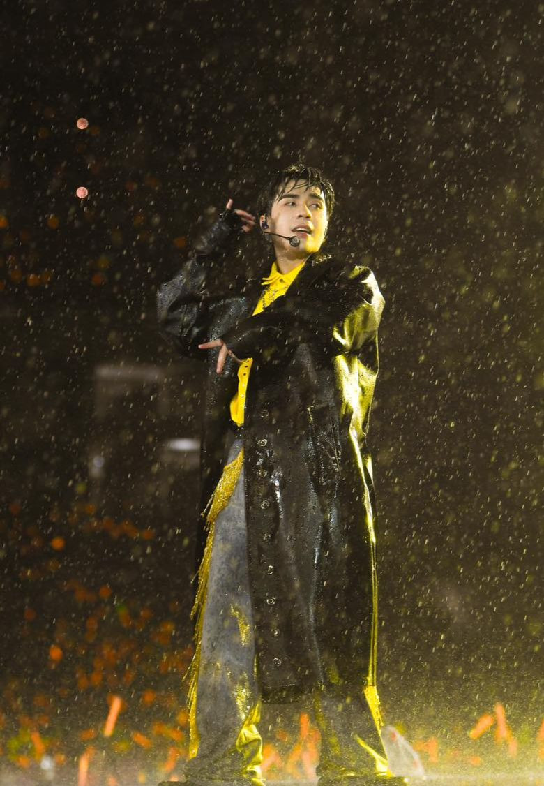 Quang Hùng MasterD đằm mình trong mưa lớn ở sân Mỹ Đình.