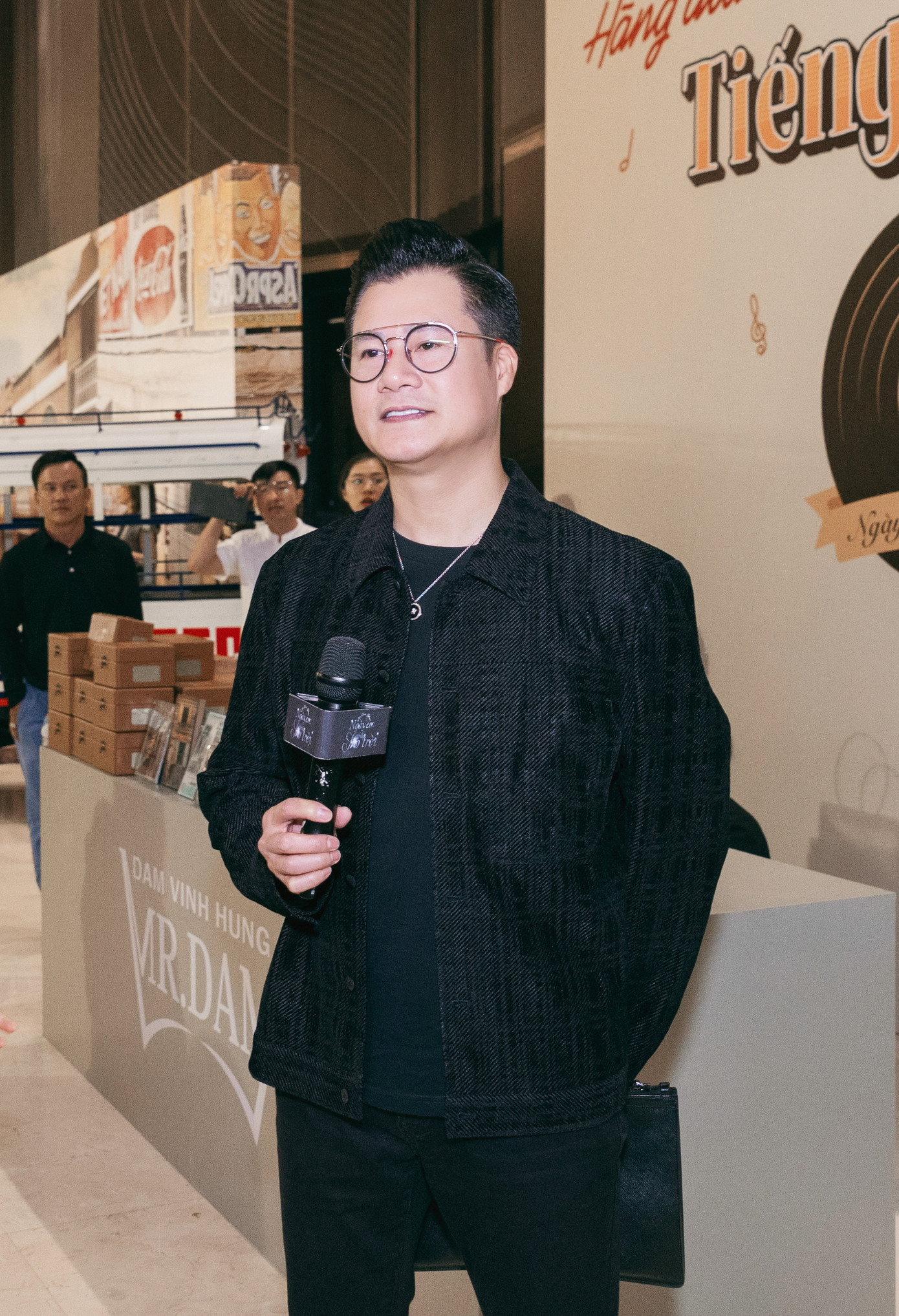 Ca sĩ Quang Dũng phong độ với trang phục all-black. Anh tranh thủ trả lời phỏng vấn trước khi vào trong thưởng thức âm nhạc.