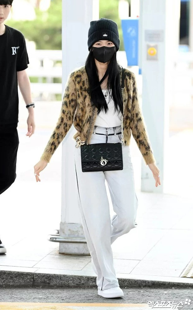 Thông qua clip được fan đăng trên Twitter, cô liên tục cúi đầu cảm ơn, làm hành động thả tim, vẫy tay chào mỗi khi khán giả gọi. Thần tượng người Hàn được người hâm mộ đi theo đến tận cổng an ninh.