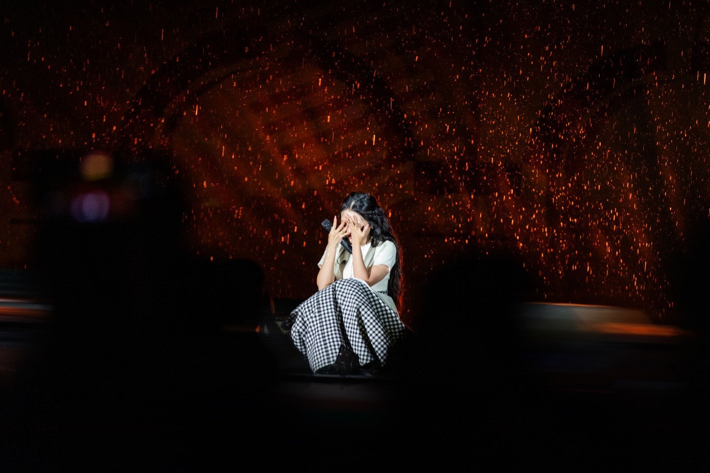 Phương Mỹ Chi xúc động sau khi biểu diễn live ca khúc về tình cha con trong thời chiến. Trước tràng vỗ tay của khán giả, nữ ca sĩ liên tục nói cảm ơn. "Tôi không biết mình có đi hát được đến già không. Nhưng hôm nay, tôi mong muốn sẽ là một phần thanh xuân của các bạn khán giả ở đây. Tôi yêu tất cả mọi người", nữ ca sĩ nói. Phương Mỹ Chi xúc động sau khi biểu diễn live ca khúc về tình cha con trong thời chiến. Trước tràng vỗ tay của khán giả, nữ ca sĩ liên tục nói cảm ơn. "Tôi không biết mình có đi hát được đến già không. Nhưng hôm nay, tôi mong muốn sẽ là một phần thanh xuân của các bạn khán giả ở đây. Tôi yêu tất cả mọi người", nữ ca sĩ nói.