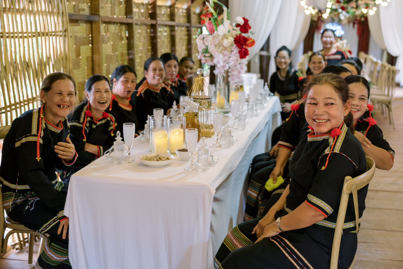 Nhà gái mặc trang phục truyền thống. Đám cưới trang trí đơn giản tạo không khí ấm cúng cho ngày trọng đại của Hoa hậu Hoàn vũ Việt Nam 2017.