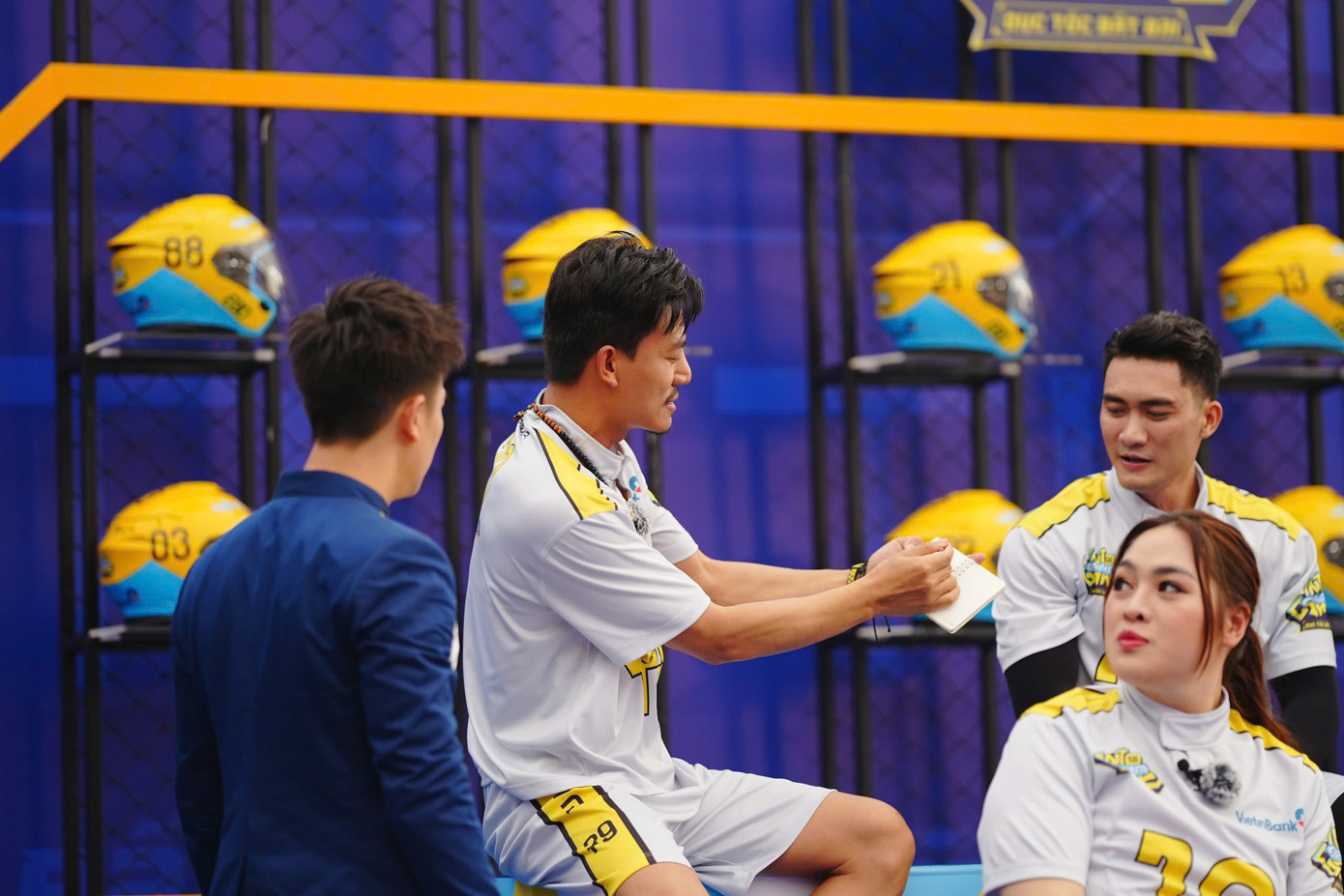 Hiếu Nguyễn và Quỳnh Anh phải ra về sớm dù nhận được quyền ưu tiên.