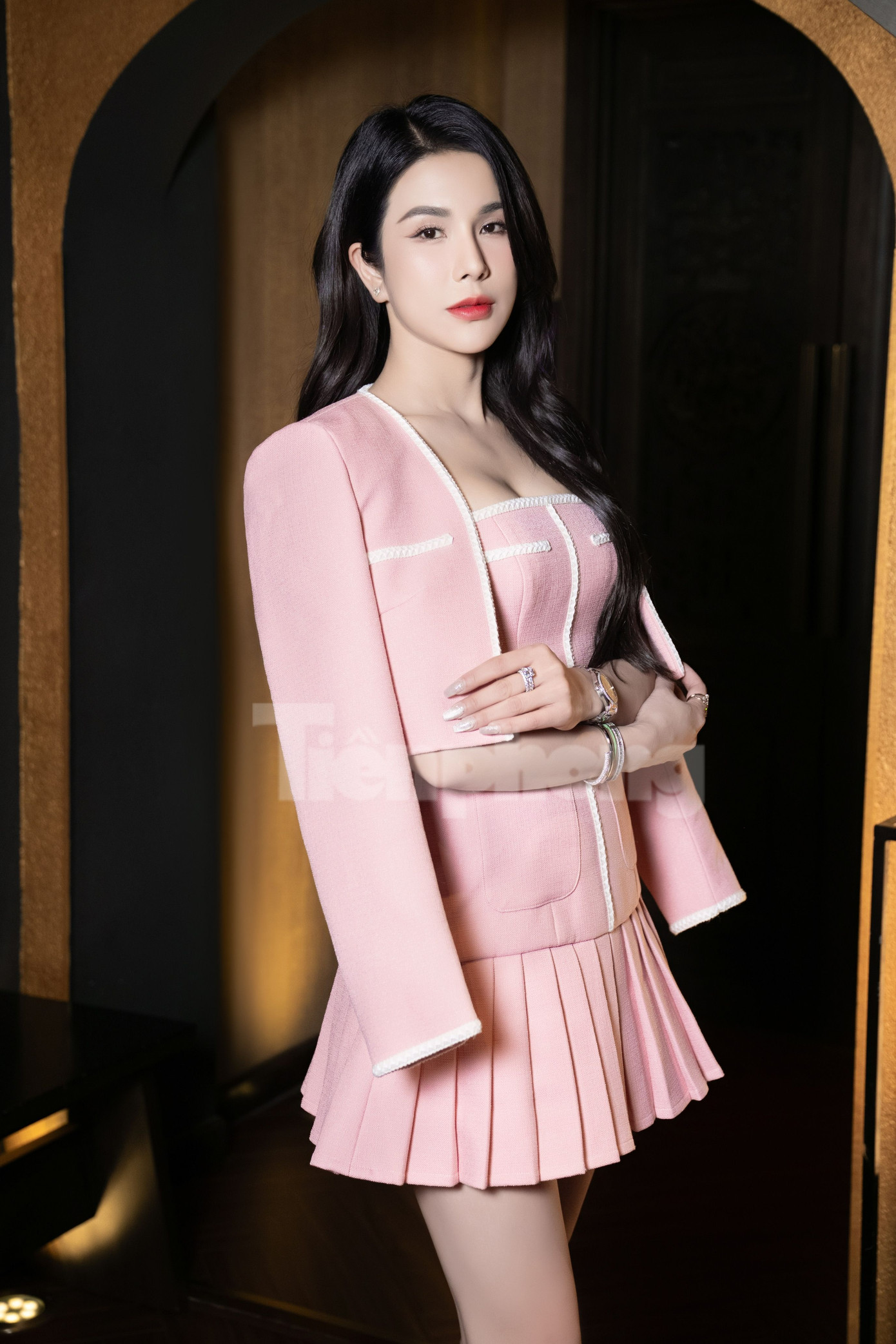 Tham gia Chị đẹp đạp gió rẽ sóng, Diệp Lâm Anh nói ban đầu cô e dè vì nhiều năm không hoạt động trong giới giải trí. Lần trở lại, cô phải &quot;bầm dập&quot; vì tập luyện vũ đạo, thực hiện nhiều động tác khó như ke đầu, xoay chân của hip hop.