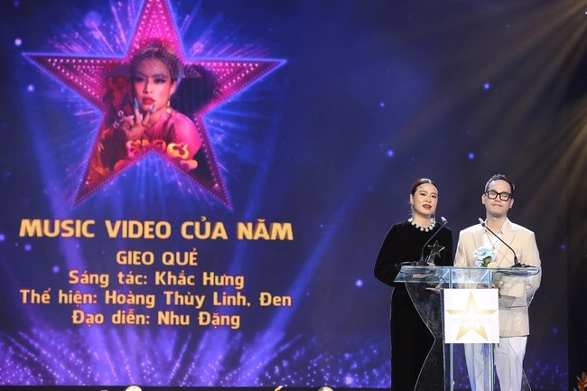 Gieo quẻ giúp Hoàng Thùy Linh nhận giải thưởng đầu tiên tại Cống hiến 2023 hạng mục MV của năm. &quot;Em đến đây với tinh thần chia sẻ và chúc mừng người đoạt giải nhưng may mắn em là người thắng. Em thực sự cảm ơn&quot;, cô nói.