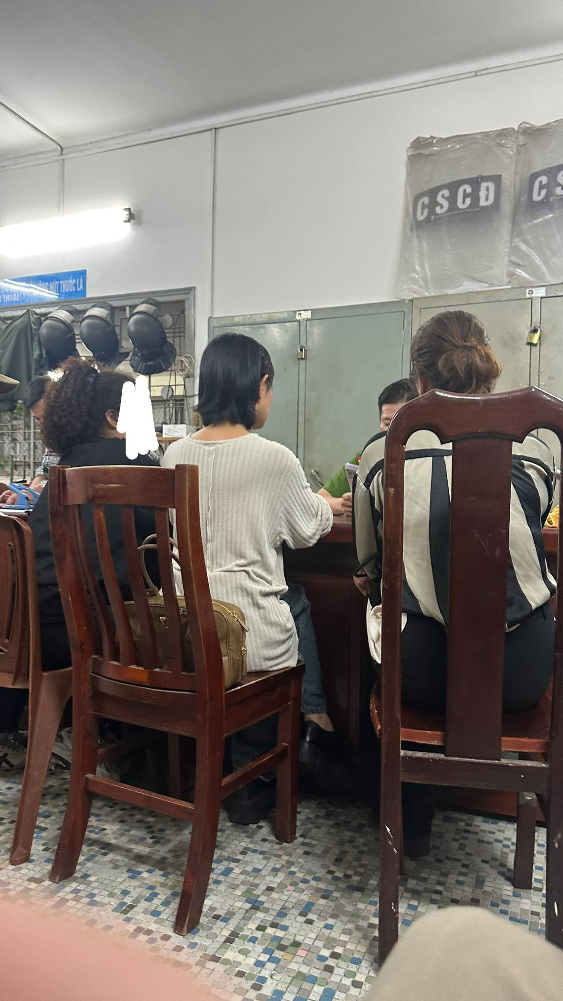 Châu Bùi trình báo cơ quan công an ngay sau khi phát hiện vụ việc. Châu Bùi trình báo cơ quan công an ngay sau khi phát hiện vụ việc.