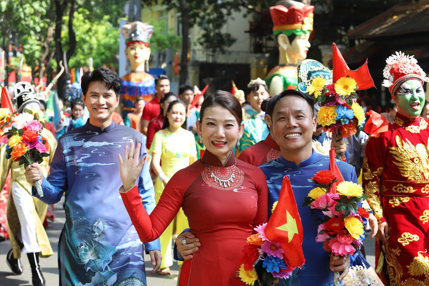 MC Vũ Mạnh Cường, NSND Mỹ Uyên cùng NTK Việt Hùng rạng rỡ trong đoàn diễu binh, diễu hành mừng đại lễ 30/4.