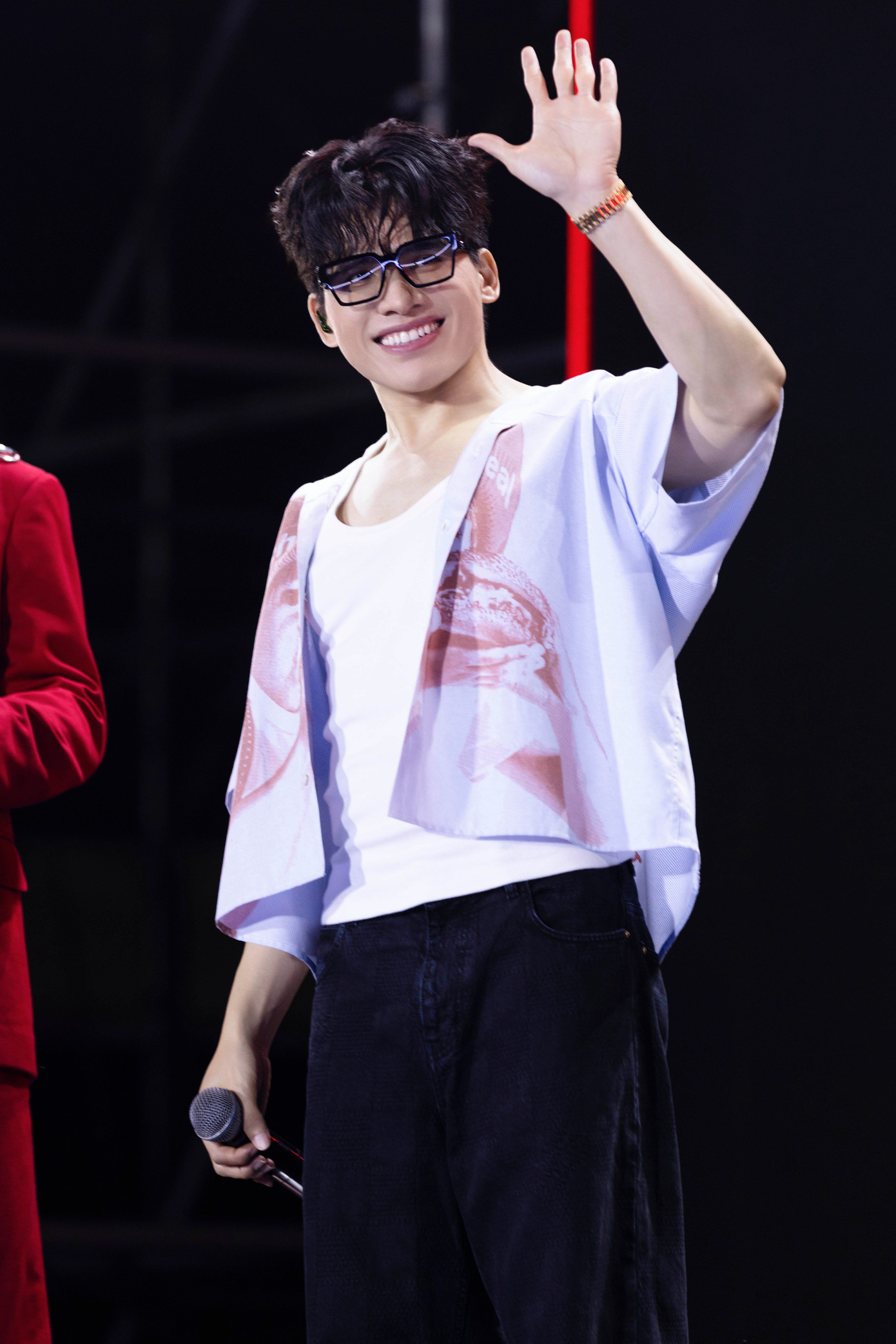 Khoảnh khắc Quốc Thiên và Phạm Hồng Phước giao lưu cùng khán giả sau tiết mục Cứ chill thôi. Khoảnh khắc Quốc Thiên và Phạm Hồng Phước giao lưu cùng khán giả sau tiết mục Cứ chill thôi.