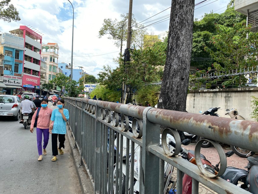 Sở GTVT TPHCM đề nghị các bệnh viện sớm hoàn trả lại phần vỉa hè trước các bệnh viện để phục vụ trông giữ xe. Ảnh: Đào Trang.