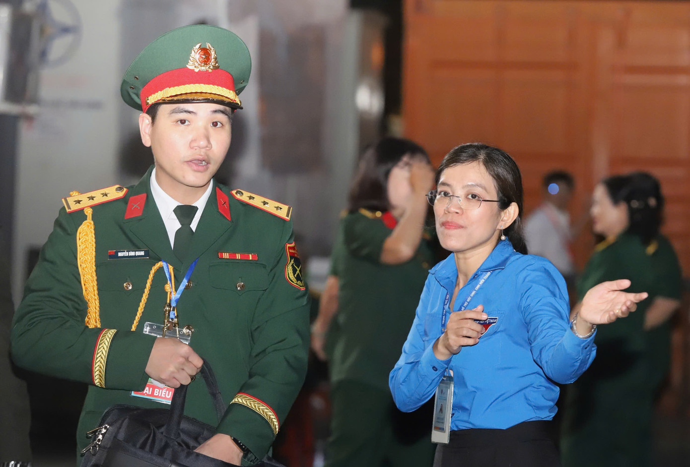 Trước đó, tình nguyện viên có mặt ở khu vực quanh nơi diễn ra lễ kỷ niệm từ rạng sáng 30/4, hỗ trợ đại biểu đến dự lễ. Người dân gần đó cho rằng hành động đẹp của các tình nguyện viên cần được ghi nhận và lan tỏa rộng rãi.