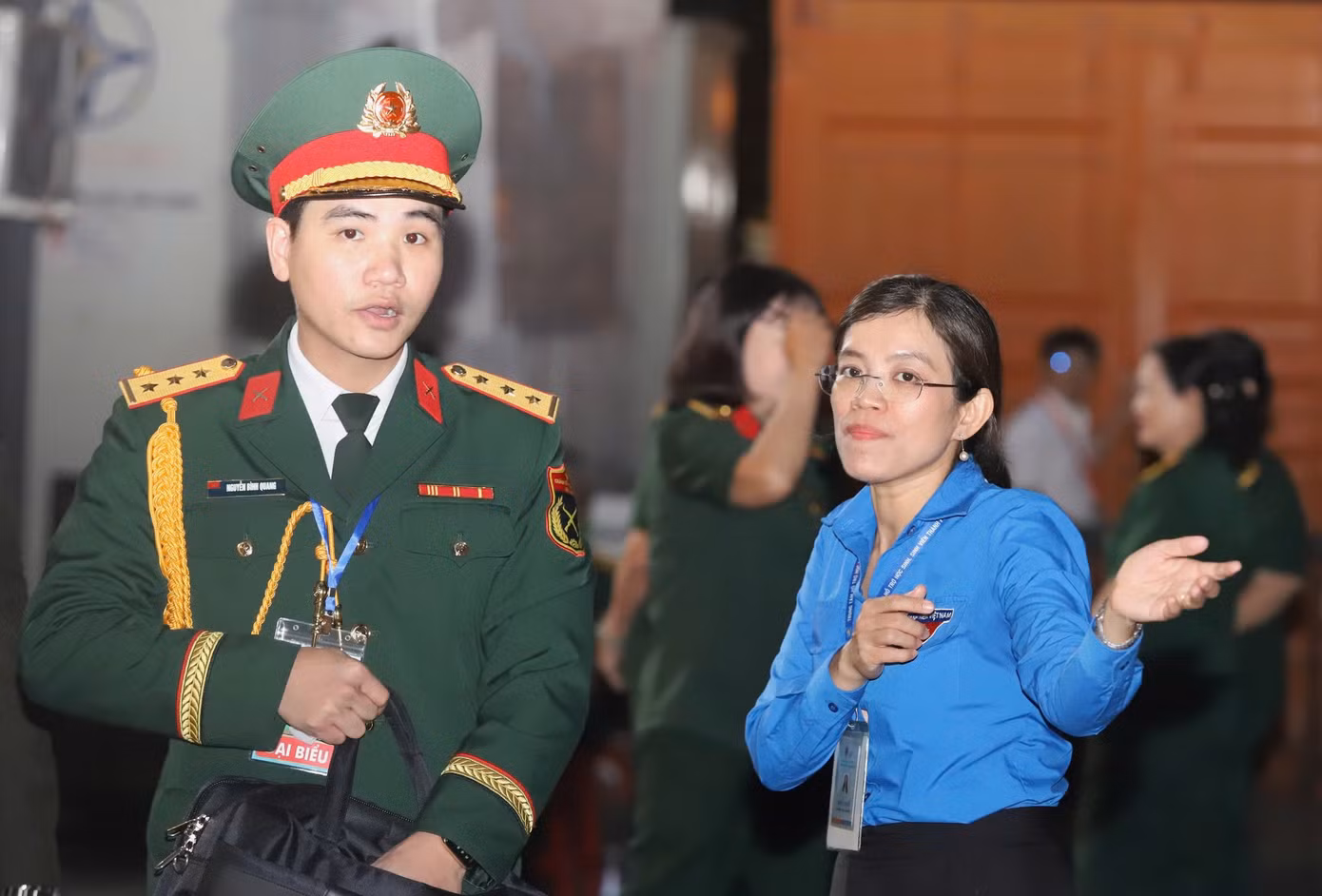 Trước đó, tình nguyện viên có mặt ở khu vực quanh nơi diễn ra lễ kỷ niệm từ rạng sáng 30/4, hỗ trợ đại biểu đến dự lễ. Người dân gần đó cho rằng hành động đẹp của các tình nguyện viên cần được ghi nhận và lan tỏa rộng rãi.