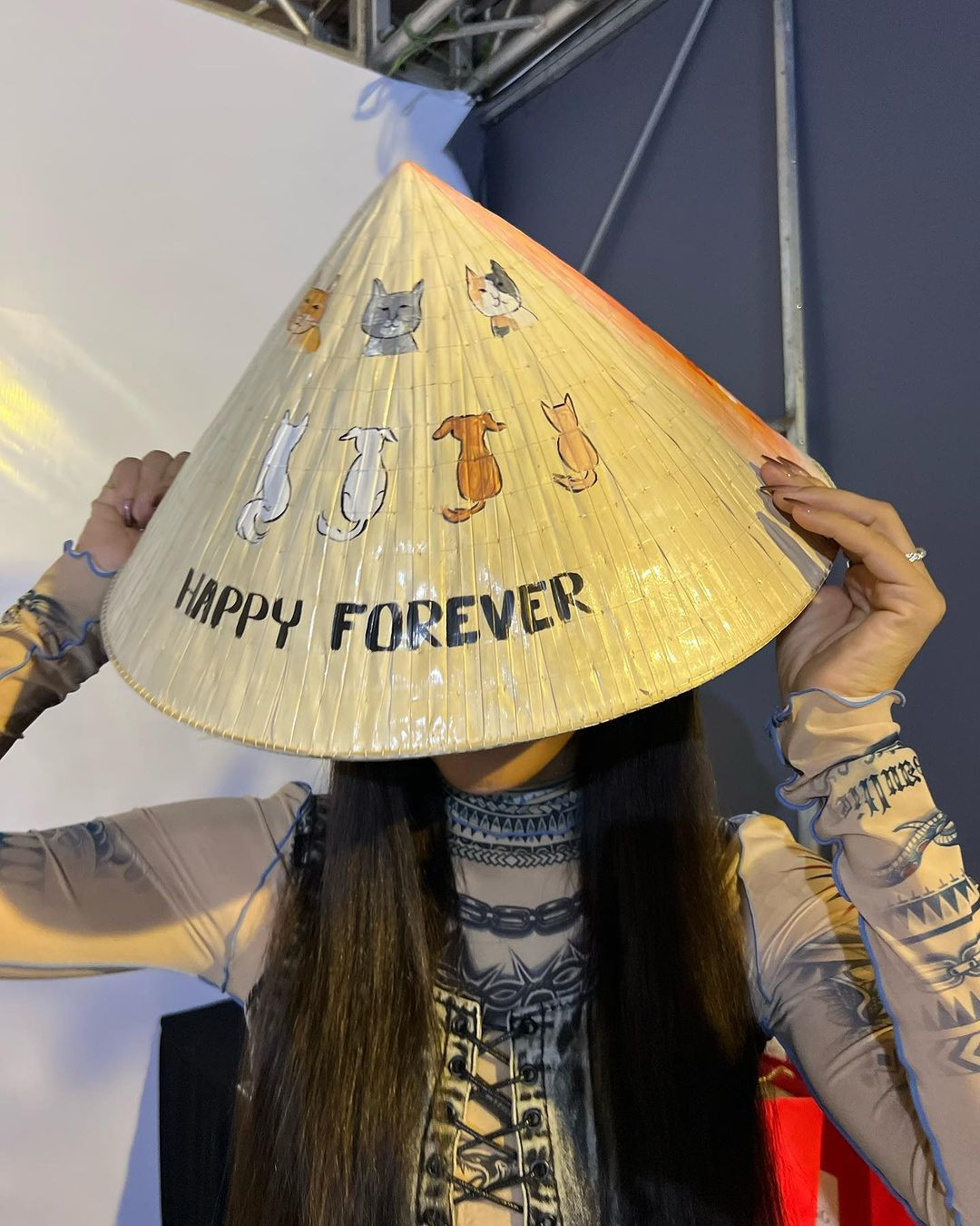 Nữ hoàng gợi cảm của Hàn Quốc còn đăng ảnh đội nón lá được người hâm mộ tặng, trên nón in hình vợ chồng nữ ca sĩ.