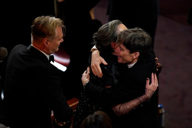 Oppenheimer lập kỷ lục tại Oscar 2024 với 7 tượng vàng, trong số đó có Phim truyện xuất sắc. Khi Christopher Nolan và Emma Thomas lên nhận giải, nam chính Cillian Murphy ôm nhà sản xuất (vợ của Nolan) như lời tri ân cho tác phẩm xuất sắc.