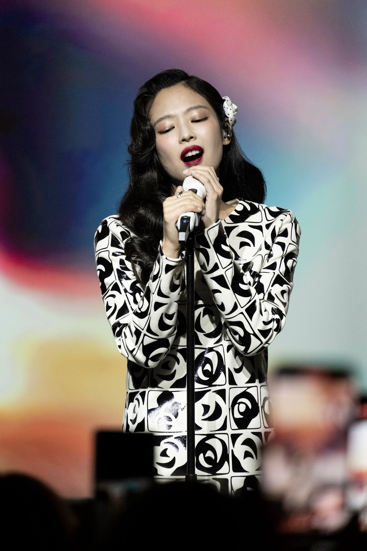 Jennie xuất hiện chỉn chu và biểu diễn chuyên nghiệp tại Nhật Bản.