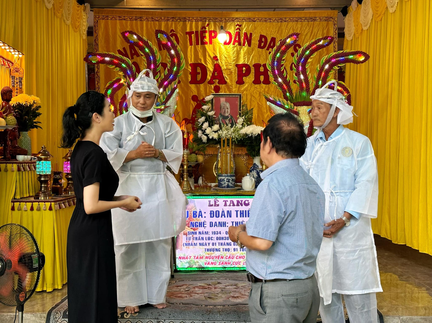 Gia đình tiếp đón khách đến viếng nghệ sĩ Thiên Kim. Ảnh: NVCC.