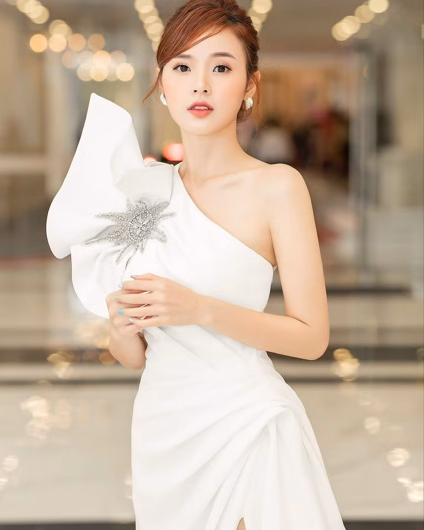 Tham gia trào lưu flex, Midu kể thành tích học tập khiến nhiều người ngưỡng mộ. "Thật ngại khi phải flex mình 12 năm liền học sinh giỏi, nhiều lần được học sinh giỏi cấp quận, thành phố, giải nhì Văn cấp thành phố, Á khoa Đại học Kiến Trúc TPHCM, Thủ khoa Cao đẳng Văn hóa nghệ thuật, giảng viên Đại học Hutech", cô viết.