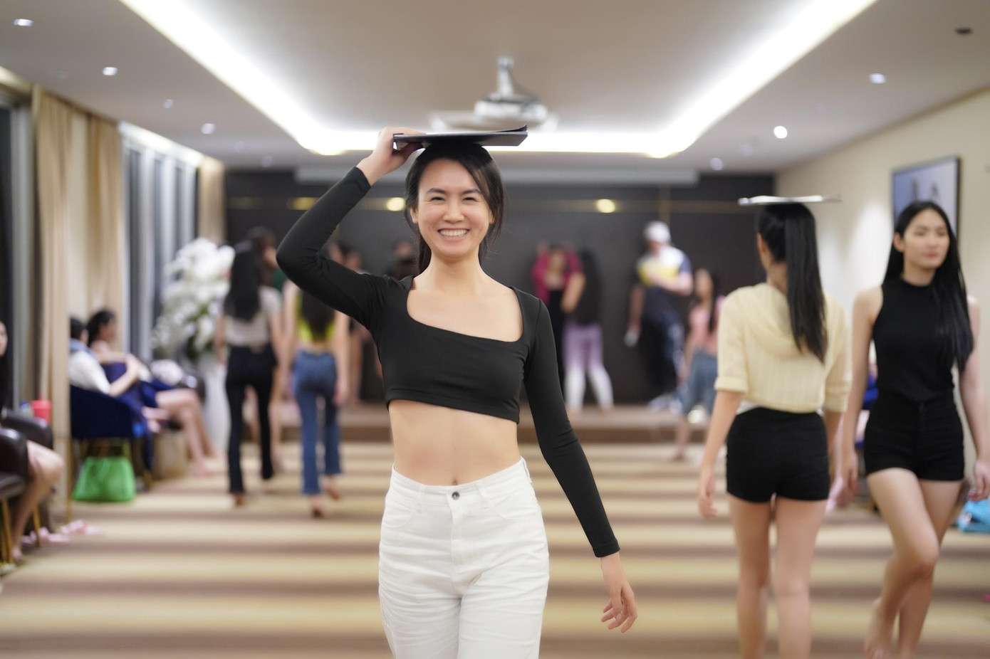 Tuy có những khó khăn, nụ cười luôn hiện hữu trên gương mặt các thí sinh Hoa hậu Việt Nam. Trong ảnh là thí sinh Hoàng Yến. Cô gái đến từ Hà Tĩnh diện crop top khoe eo thon trong buổi tập. Tuy có những khó khăn, nụ cười luôn hiện hữu trên gương mặt các thí sinh Hoa hậu Việt Nam. Trong ảnh là thí sinh Hoàng Yến. Cô gái đến từ Hà Tĩnh diện crop top khoe eo thon trong buổi tập.