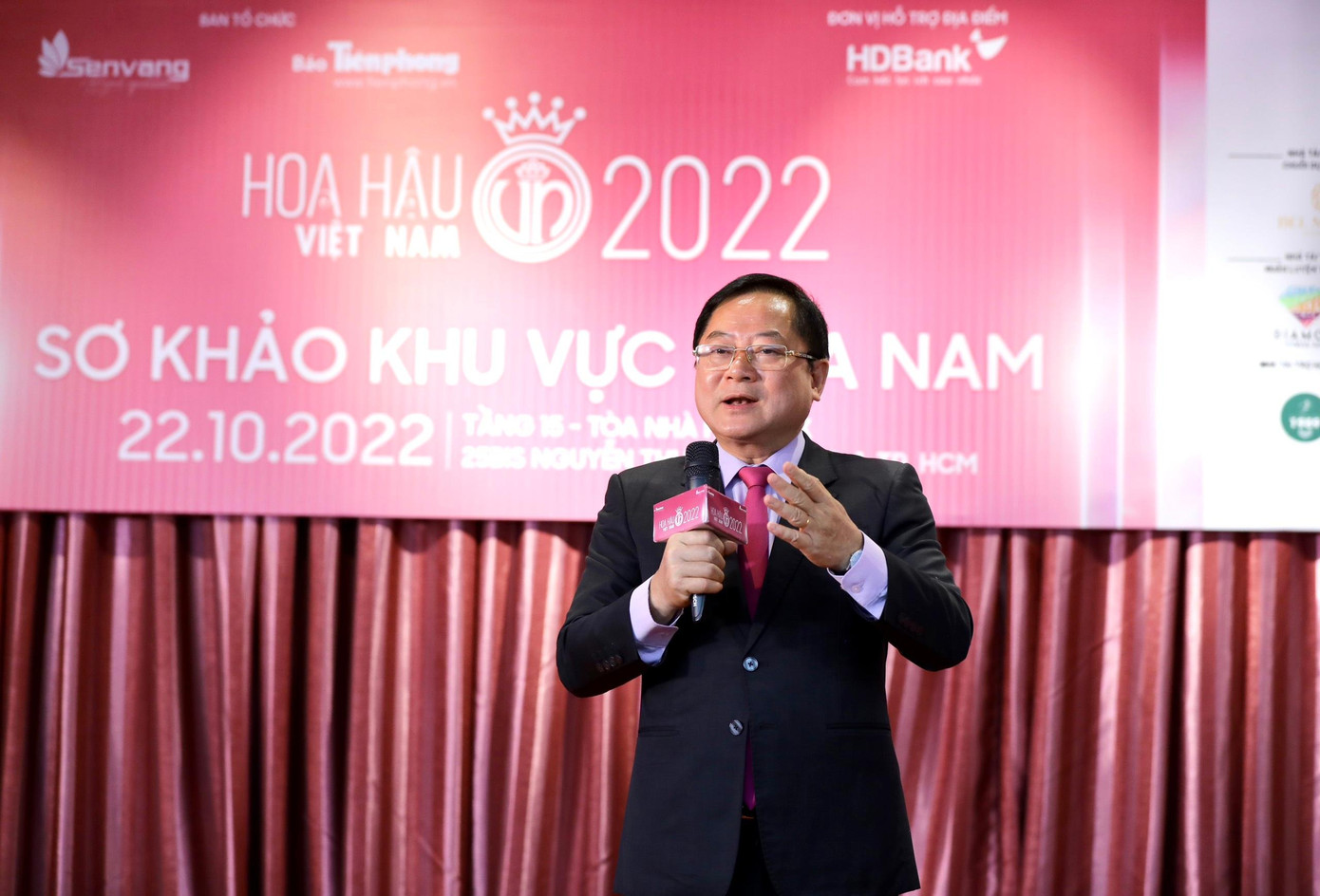 Nhà báo Lê Xuân Sơn - Trưởng Ban giám khảo, trưởng Ban tổ chức cuộc thi Hoa hậu Việt Nam - có màn phát biểu mở màn. Tổng biên tập báo Tiền Phong nhấn mạnh Hoa hậu Việt Nam 2022 trở nên đặc biệt khi đánh dấu mốc 20 năm cuộc thi ra đời, định danh và phát triển. “Trong bối cảnh nhiều sân chơi sắc đẹp uy tín được tổ chức tại Việt Nam hiện nay, Hoa hậu Việt Nam vẫn là cuộc thi lâu đời, có quy mô rộng và cơ sở xã hội lớn nhất. Bởi vì cuộc thi luôn luôn được Trung ương Đoàn TNCS Hồ Chí Minh chỉ đạo. Ban tổ chức cuộc thi cũng do Ban bí thư Trung ương Đoàn ra quyết định”, Trưởng BTC cuộc thi nói.