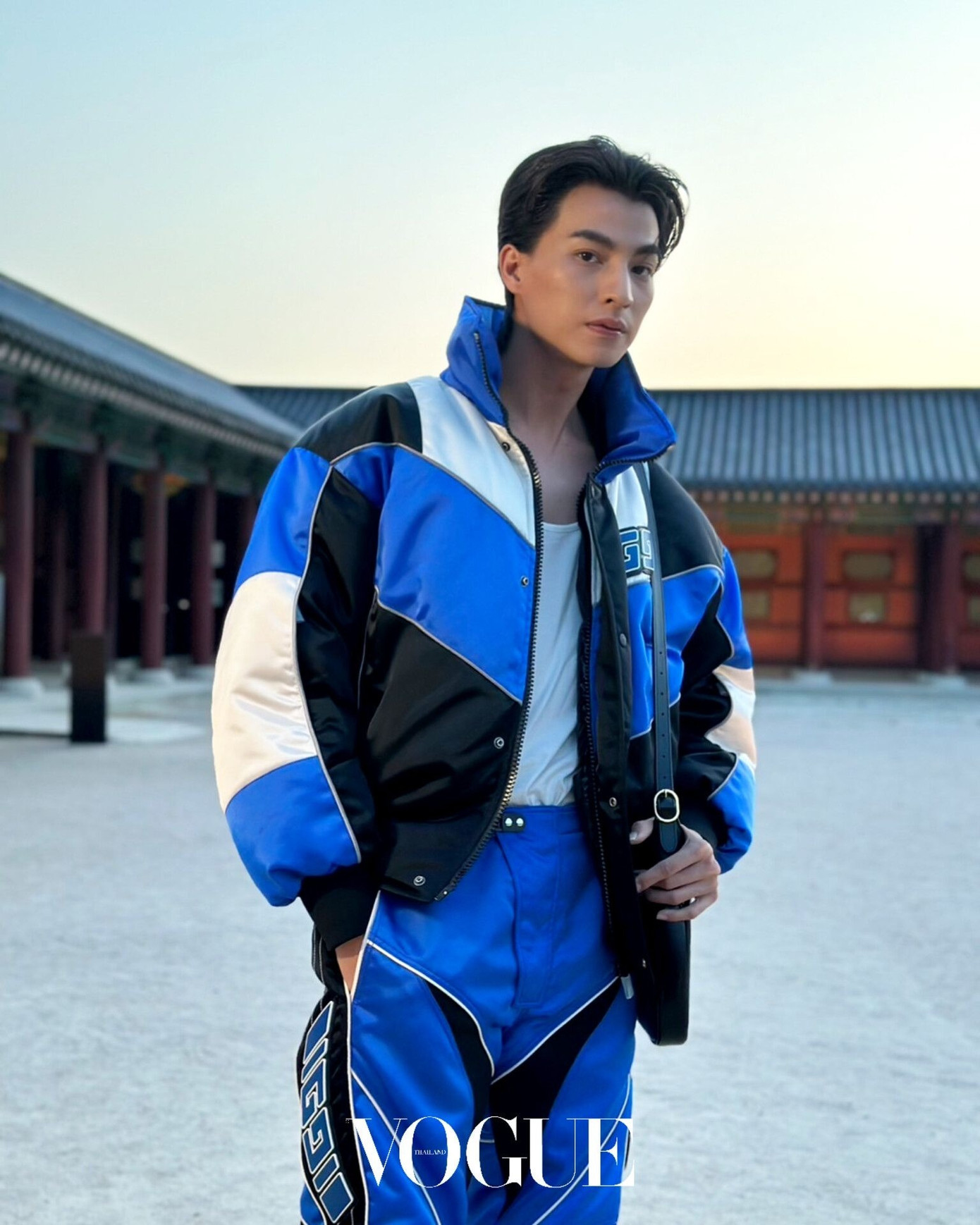 Nam diễn viên Gulf Kanawut gây chú ý với phong cách năng động, bomber hầm hố. Diễn viên TharnType: The Series và Sơn Tùng M-TP là hai sao nam hiếm hoi xuất hiện tại sự kiện quy tụ nhiều sao nữ.