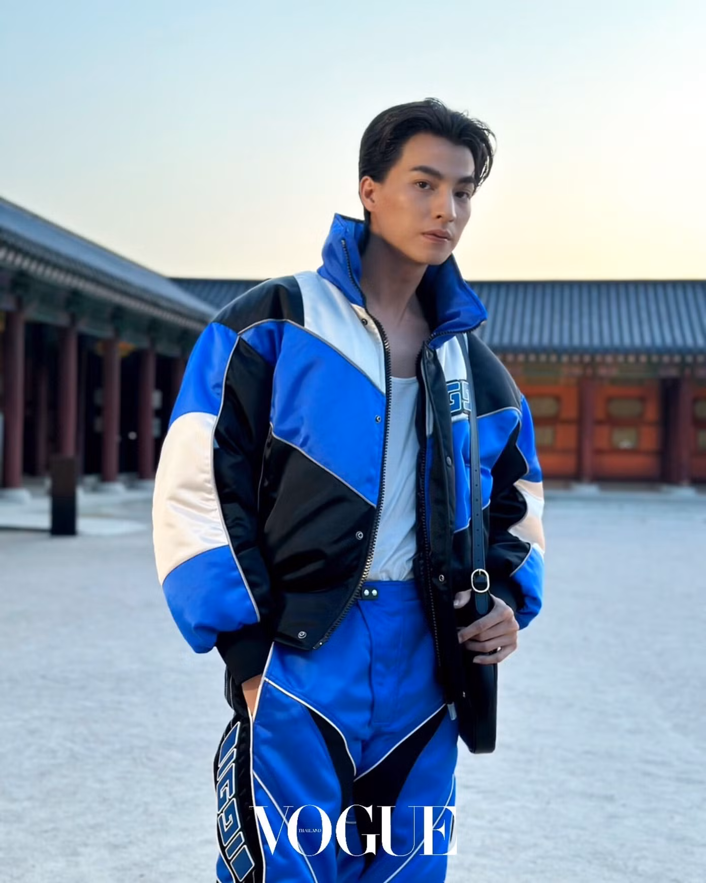 Nam diễn viên Gulf Kanawut gây chú ý với phong cách năng động, bomber hầm hố. Diễn viên TharnType: The Series và Sơn Tùng M-TP là hai sao nam hiếm hoi xuất hiện tại sự kiện quy tụ nhiều sao nữ.