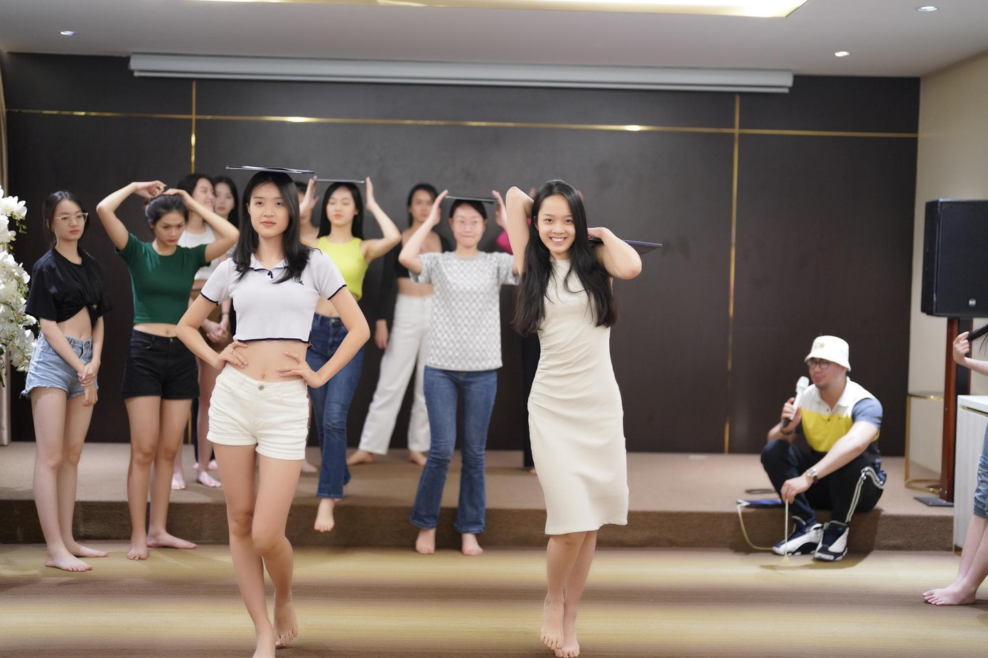 Tại buổi học nâng cao, thí sinh hoàn toàn để mặt mộc và diện trang phục thoải mái. Đây là lần hiếm hoi thí sinh khoe vẻ đẹp tự nhiên trước công chúng. Theo Gia Hân (phải, SBD 081), việc để mặt mộc giúp họ thoải mái tập luyện, không sợ gương mặt bị trôi lớp trang điểm và bí bách da.