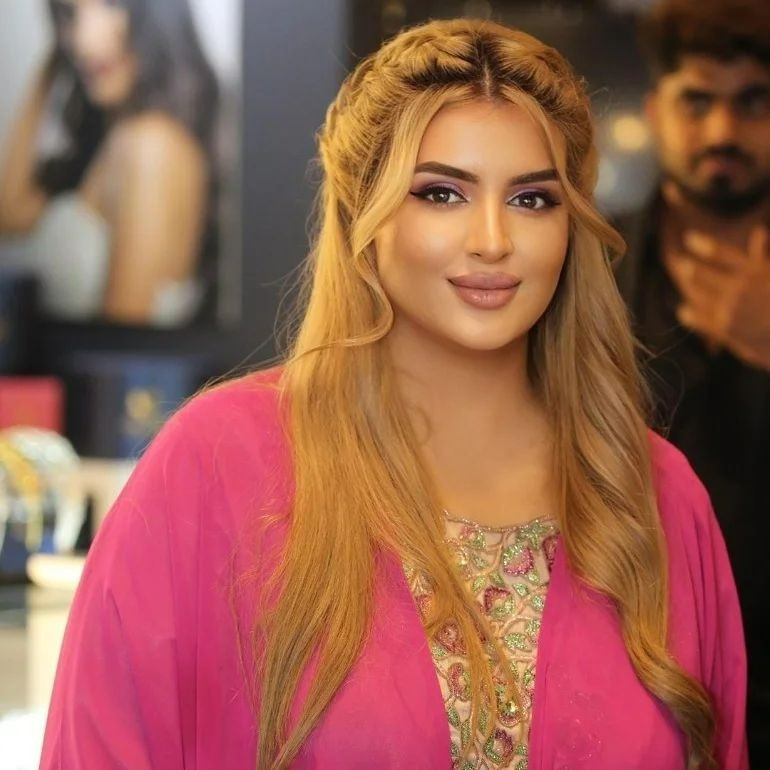 Theo The Times, Sheikha Mahra Bint là một trong 30 người con của Tiểu vương Dubai Sheikh Mohammed bin Rashid Al-Maktoum. Sau quá trình học tập tại quê nhà, cô sang London, Anh du học.