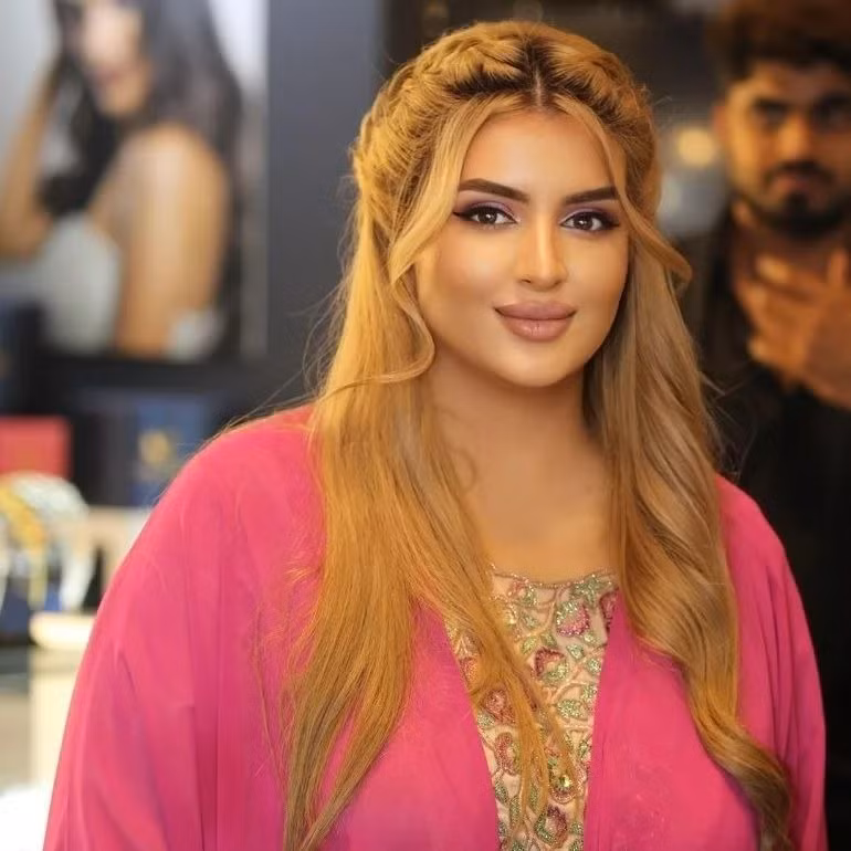 Theo The Times, Sheikha Mahra Bint là một trong 30 người con của Tiểu vương Dubai Sheikh Mohammed bin Rashid Al-Maktoum. Sau quá trình học tập tại quê nhà, cô sang London, Anh du học.