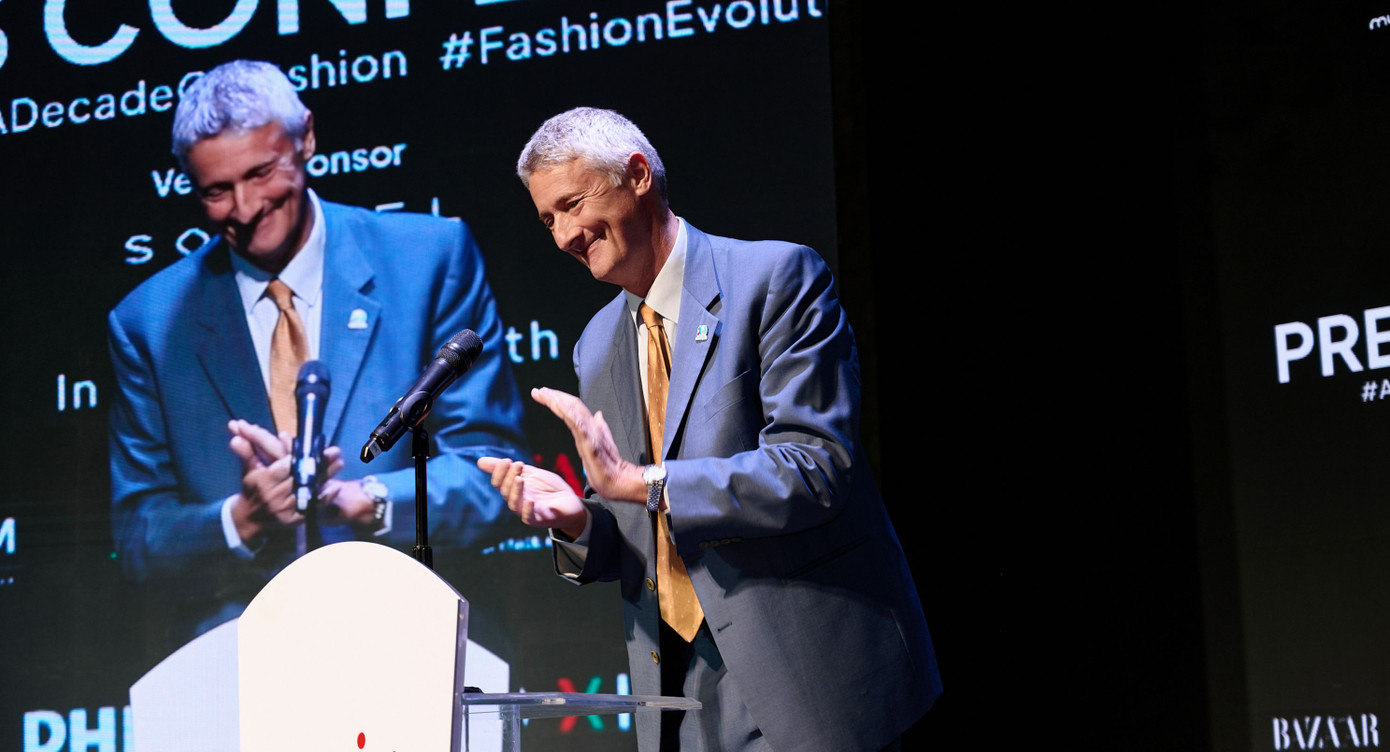 Ông Enrico Padula, Tổng Lãnh sự đại diện Lãnh sự quán Italy tại TPHCM trong buổi kỷ niệm 10 năm thành lập Vietnam International Fashion Week. Ông Enrico Padula, Tổng Lãnh sự đại diện Lãnh sự quán Italy tại TPHCM trong buổi kỷ niệm 10 năm thành lập Vietnam International Fashion Week.