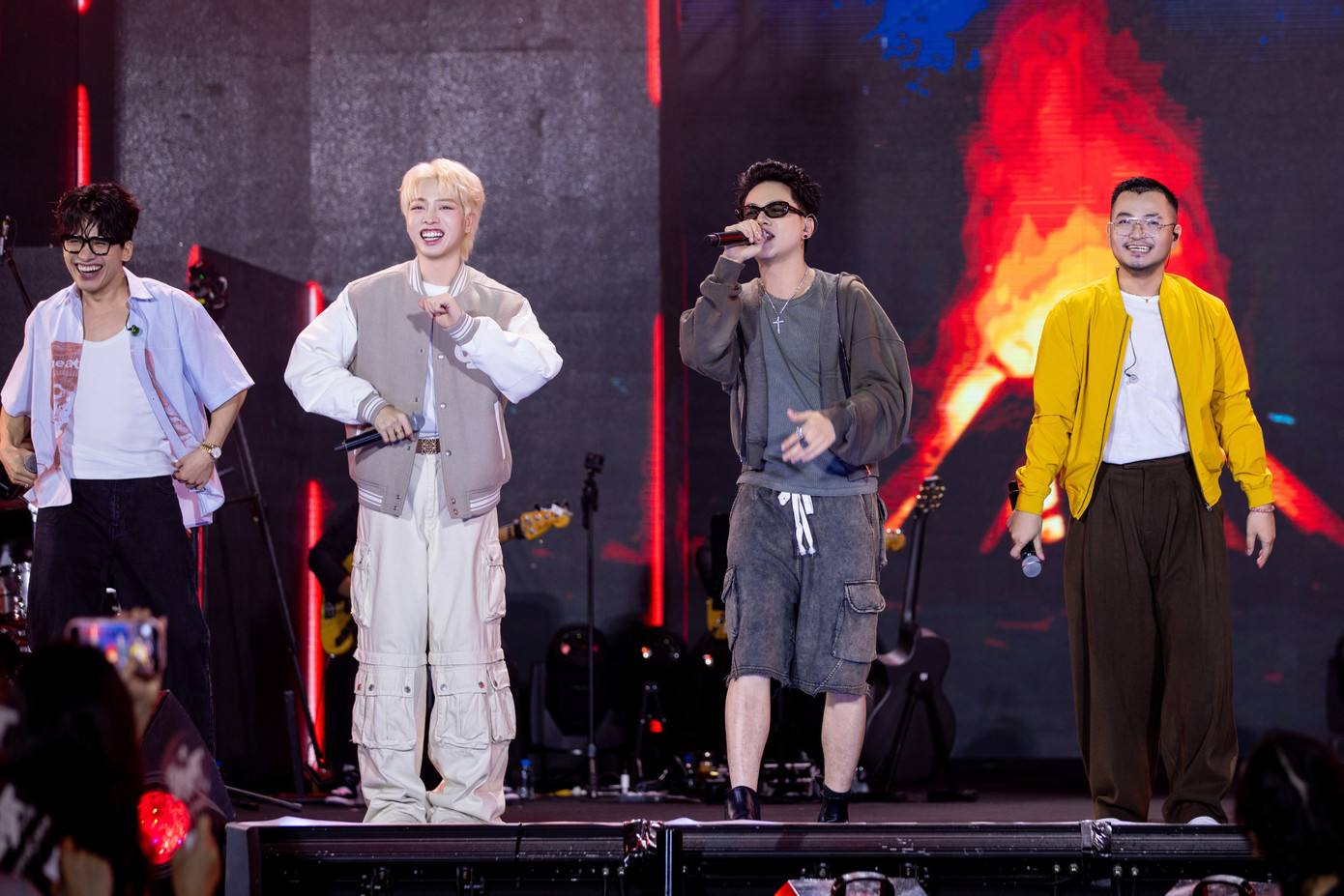 Tiếp nối màn trình diễn của Ryan là sự phối hợp của Quốc Thiên, Đức Phúc, Hoàng Tôn, Phạm Hồng Phước và Erik trong tiết mục Cứ chill thôi. Tiếp nối màn trình diễn của Ryan là sự phối hợp của Quốc Thiên, Đức Phúc, Hoàng Tôn, Phạm Hồng Phước và Erik trong tiết mục Cứ chill thôi.