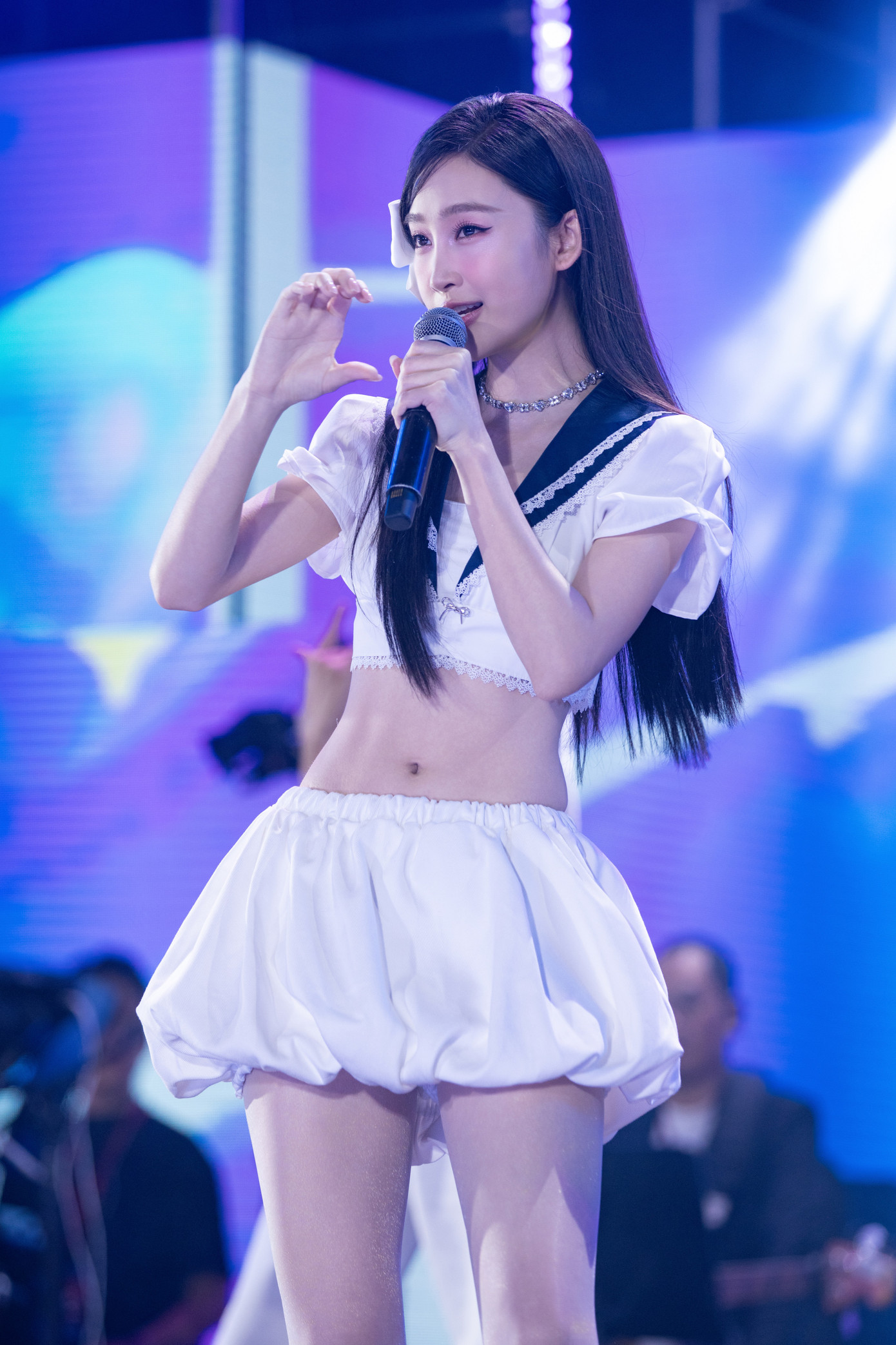 Juky San khoe eo thon trong phần trình diễn Em là Coffee. Cô nhận nhiều lời khen về phong cách và độ chỉn chu trên sân khấu. Juky San khoe eo thon trong phần trình diễn Em là Coffee. Cô nhận nhiều lời khen về phong cách và độ chỉn chu trên sân khấu.