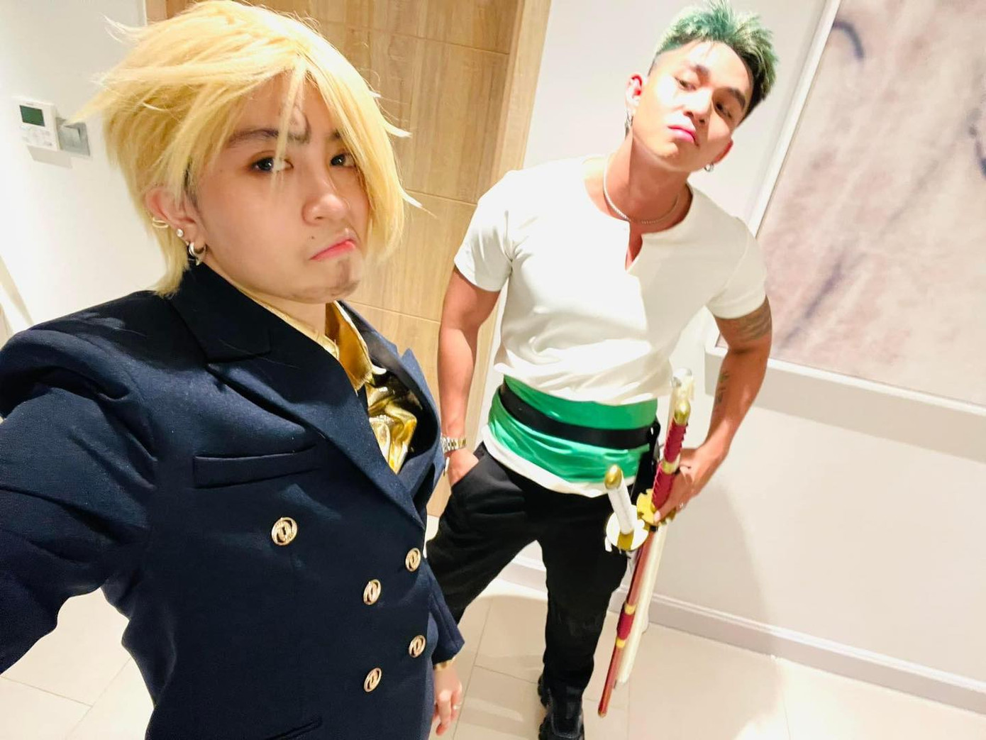 Jun Phạm khoe cơ bắp trong tạo hình thợ săn hải tặc Zoro, trong khi Gil Lê có tạo hình đầu bếp bất cần.