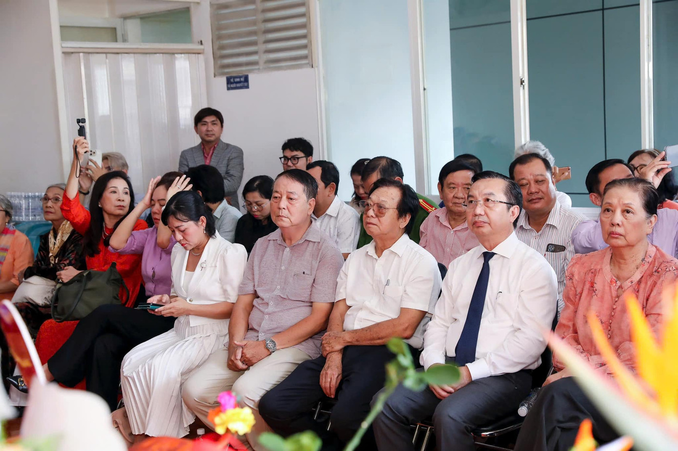 NSND Kim Xuân (ngoài cùng bên trái) trong buổi lễ giỗ Tổ cùng Hội ái hữu sân khấu TPHCM và nghệ sĩ thuộc Hội Sân khấu TPHCM.