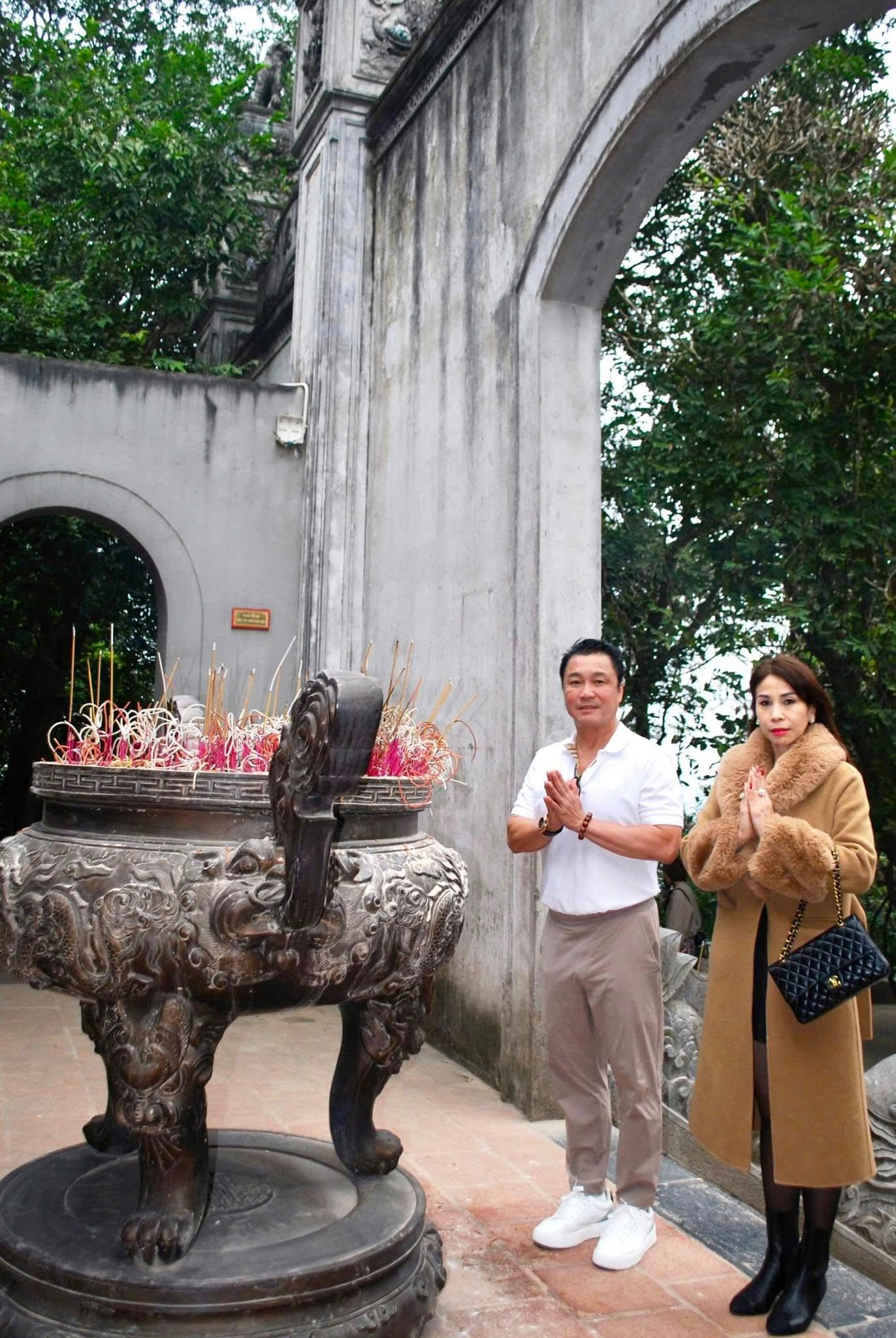 Trưa 7/4 (mùng 10/3 Âm lịch), Lý Hùng đăng ảnh chụp cùng các thành viên trong gia đình tại Khu di tích lịch sử Đền Hùng (Phú Thọ). Diễn viên Lý Hương và người thân diện trang phục lịch sự, cùng Lý Hùng thắp hương tưởng nhớ các vị Vua Hùng.