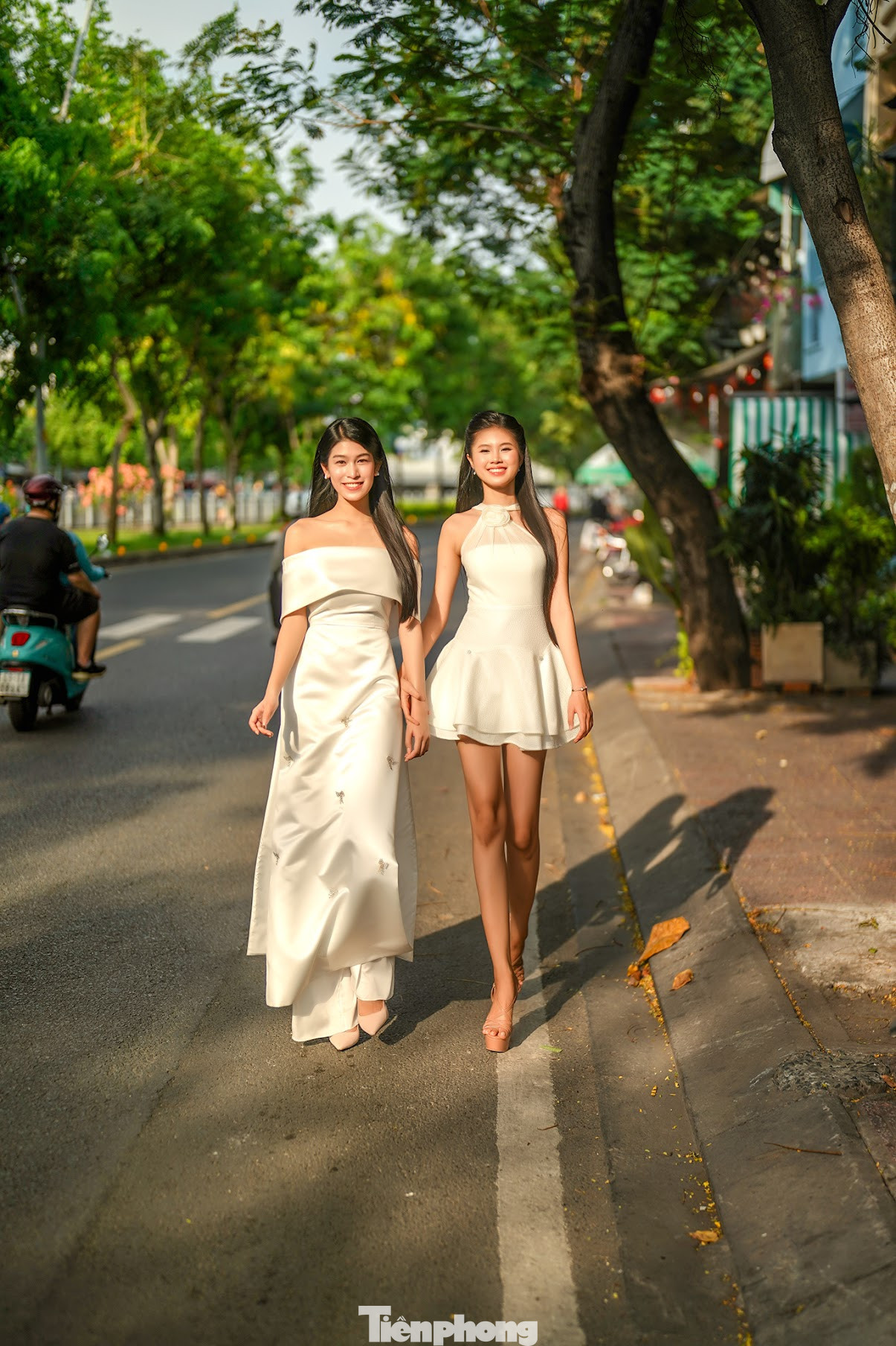 Hai cô gái thuộc top 25 Hoa hậu Việt Nam 2024 thu hút ánh nhìn của người dân khu vực đường Hoàng Sa nhờ vóc dáng, gương mặt rạng rỡ.