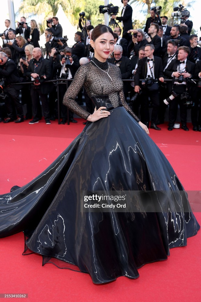 Diễn viên người Campuchia Shin Yubin diện trang phục cầu kỳ với điểm nhấn là phần chân váy phồng dự thảm đỏ.