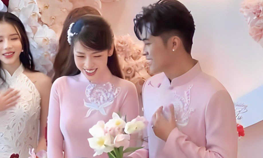 Lễ gia tiên của Puka và Gin Tuấn Kiệt diễn ra sáng 1/11. Đôi diễn viên mặc áo dài hồng truyền thống trong ngày ra mắt chính thức với gia đình. Dàn phù rể trong đội bưng mâm Ngô Kiến Huy, Jun Phạm, Duy Khánh, Song Luân, Trương Thế Vinh... Bên nhà gái có Hoa hậu Khánh Vân, Thúy Ngân, Nhung Gumiho, Nguyên Thảo...