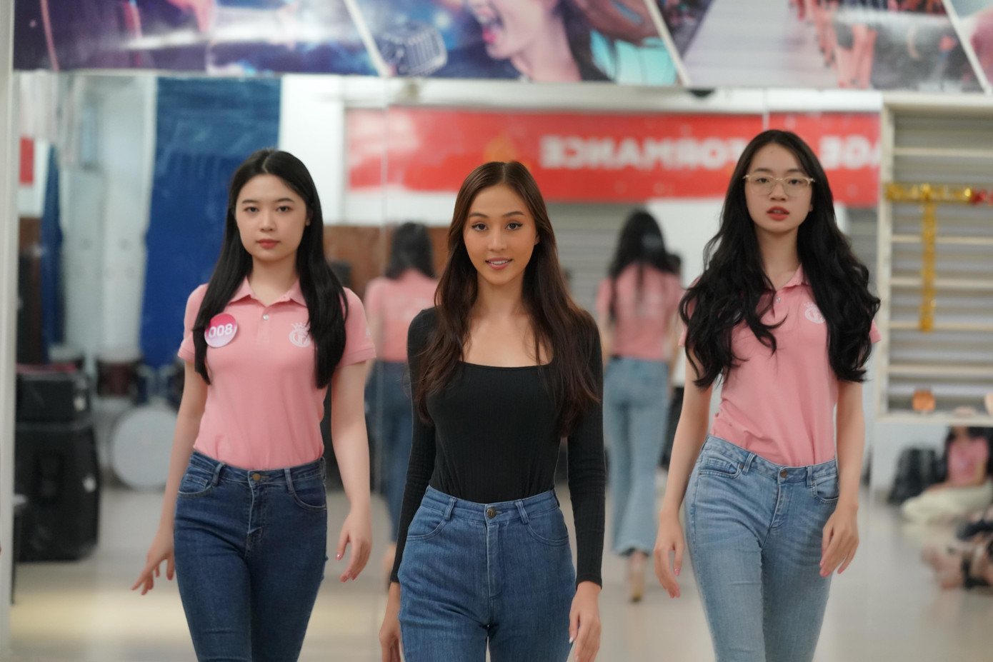 Ngày 13/11, sau hai ngày hướng dẫn thí sinh những bước catwalk đơn giản, Á hậu Tuyết Như tiếp tục chỉ dẫn các cô gái những bài catwalk phù hợp với từng loại trang phục riêng, bao gồm áo dài, bikini và trang phục dạ hội.