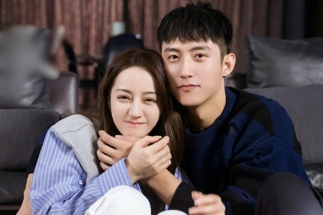 Địch Lệ Nhiệt Ba liên tục bị đưa tin mang thai với Hoàng Cảnh Du.