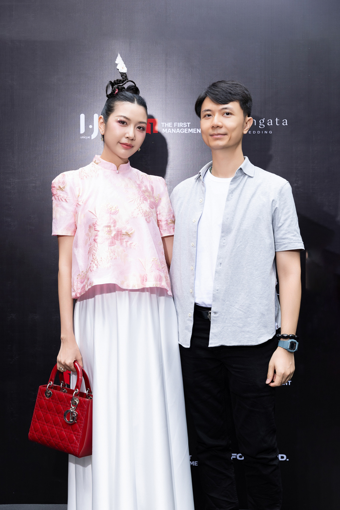 Hai Á hậu Hoàn vũ Việt Nam hội ngộ tại sự kiện. Thúy Vân mặc trang phục hơi hướm truyền thống, trong khi Thủy Tiên diện phong cách menswears đến chương trình.