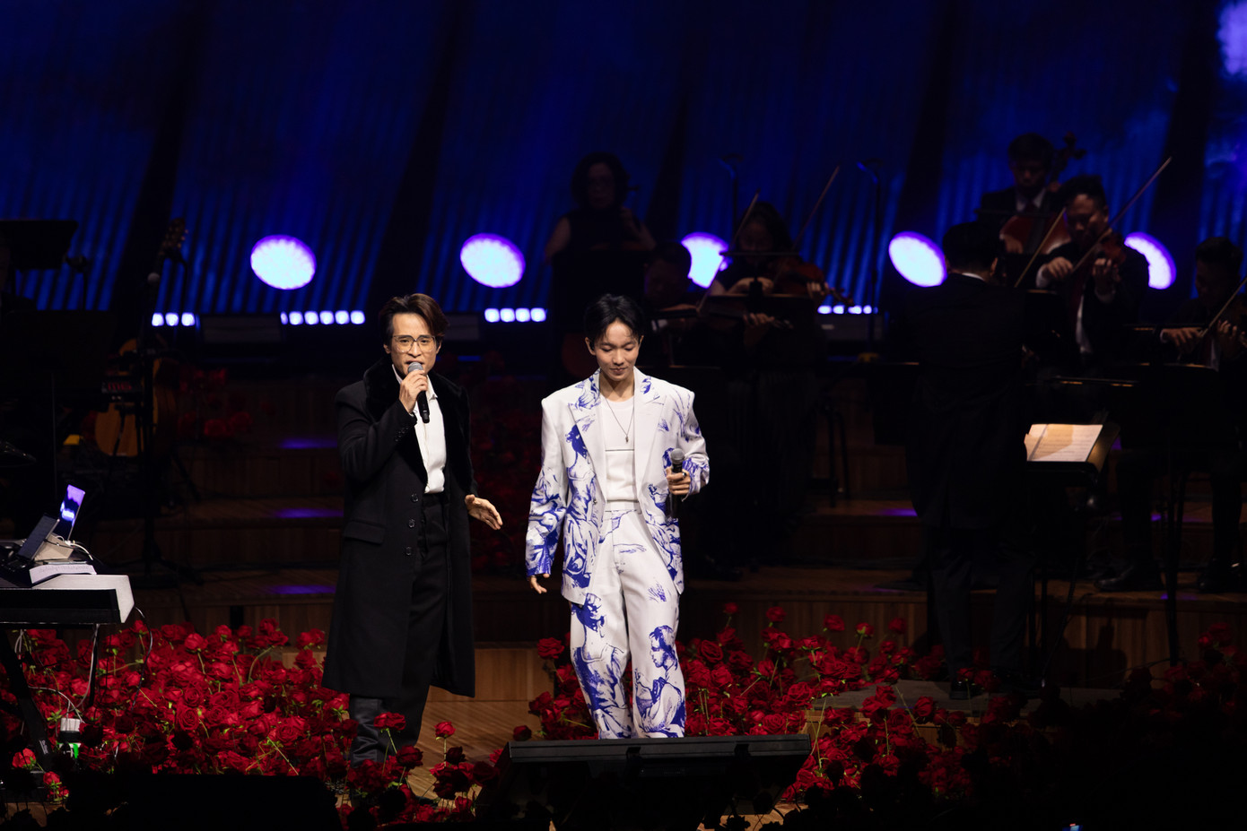 Đêm diễn tại Australia cũng đánh dấu sự hội ngộ giữa Hoàng Dũng và Hà Anh Tuấn sau concert Những vết thương lành. Trong lần tái hợp, giọng ca Nàng thơ liên tục gửi lời cảm ơn đến Hà Anh Tuấn vì giúp anh có cơ hội biểu diễn tại sân khấu nổi tiếng toàn thế giới. Trong khi đó, chủ nhân buổi live concert khen ngợi Hoàng Dũng là nhạc sĩ trẻ tài năng. Đêm diễn tại Australia cũng đánh dấu sự hội ngộ giữa Hoàng Dũng và Hà Anh Tuấn sau concert Những vết thương lành. Trong lần tái hợp, giọng ca Nàng thơ liên tục gửi lời cảm ơn đến Hà Anh Tuấn vì giúp anh có cơ hội biểu diễn tại sân khấu nổi tiếng toàn thế giới. Trong khi đó, chủ nhân buổi live concert khen ngợi Hoàng Dũng là nhạc sĩ trẻ tài năng.