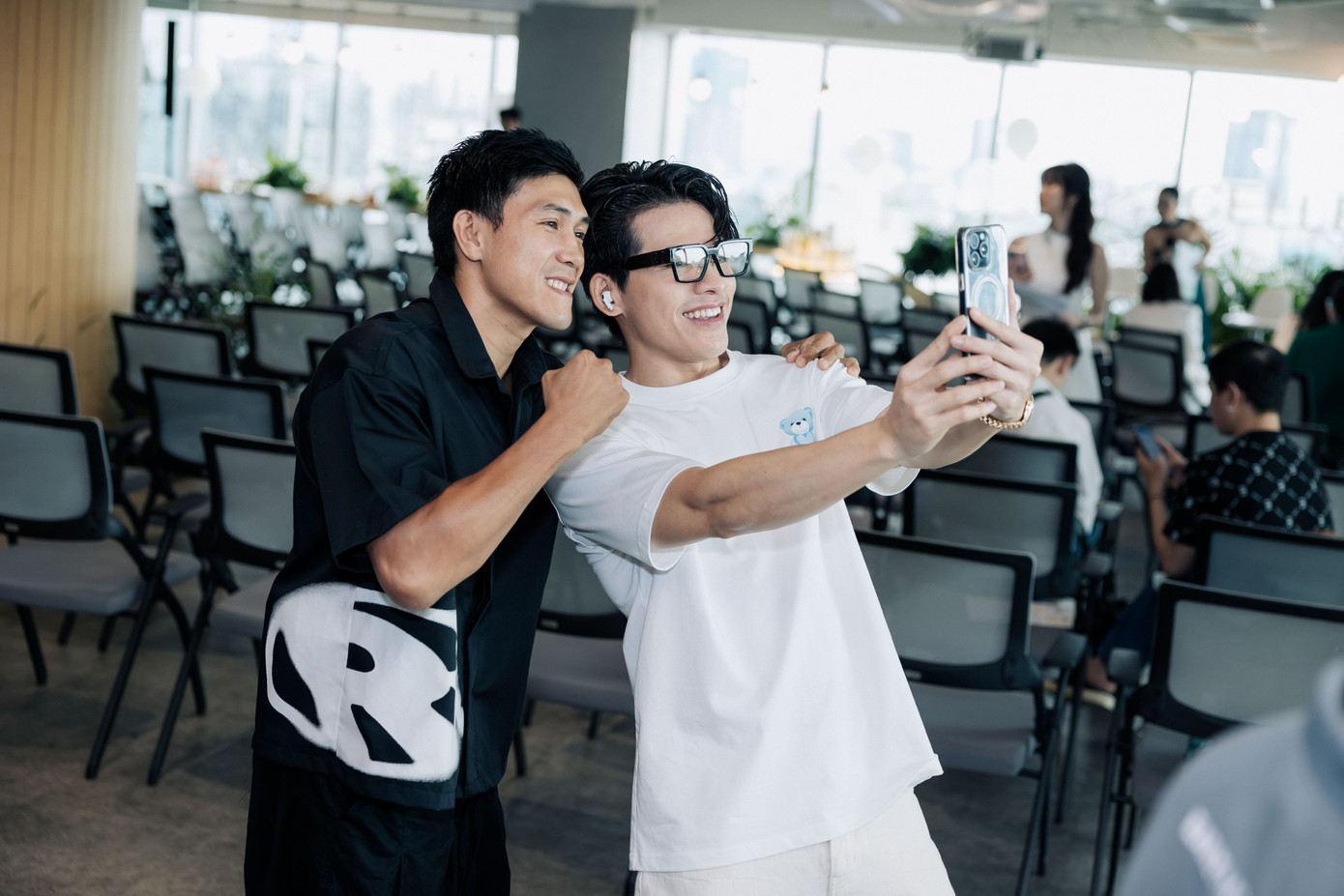 Quốc Thiên và Nguyễn Trần Duy Nhất chụp ảnh kỷ niệm sau nhiều tuần gặp lại.