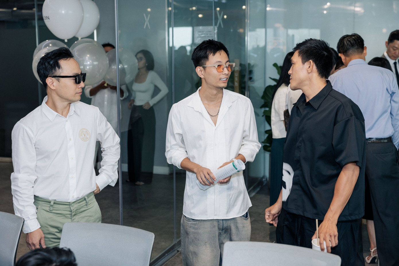 Khoảnh khắc hai thành viên Nhà Trẻ là Tiến Đạt và Rhymastic trò chuyện cùng Duy Nhất.