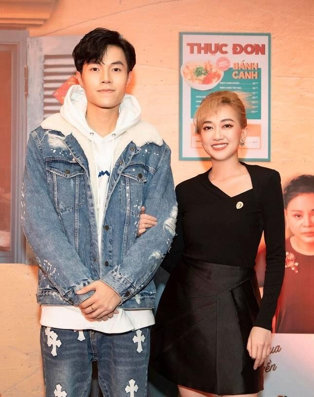 Phan Đạt - chồng diễn viên Phương Lan - xin lỗi NSƯT Hữu Châu sau bài đăng ẩn ý. Phan Đạt - chồng diễn viên Phương Lan - xin lỗi NSƯT Hữu Châu sau bài đăng ẩn ý.