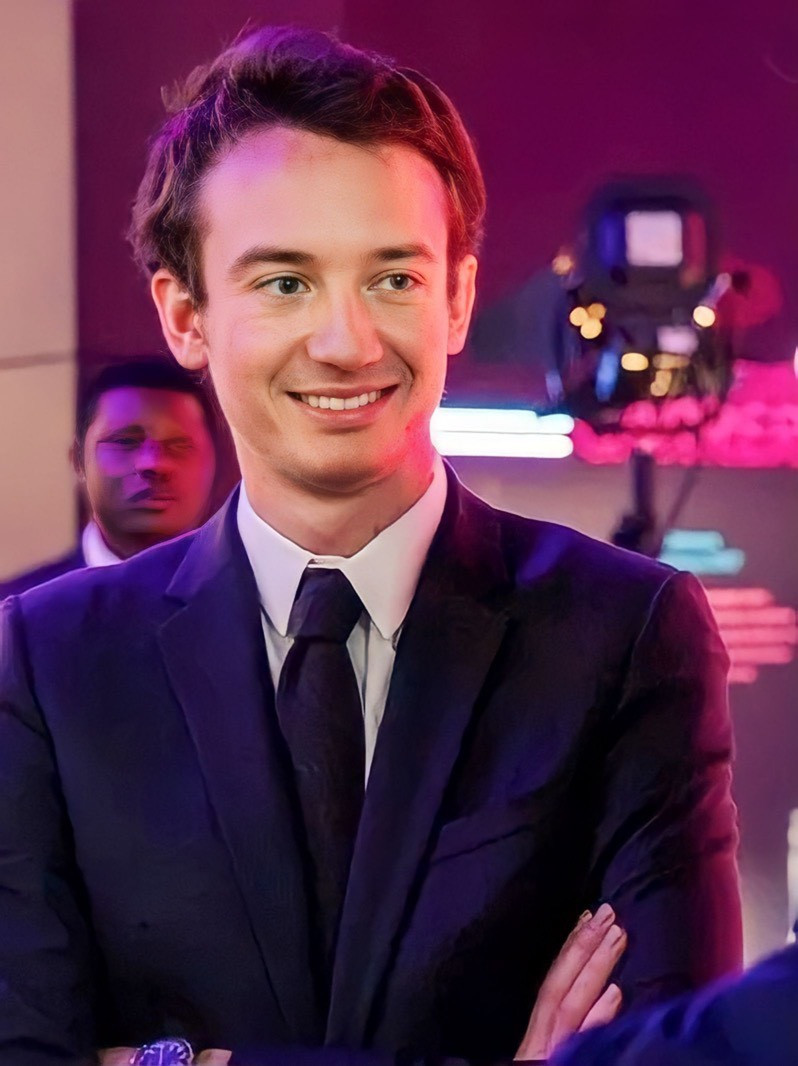 Lisa và con trai tỷ phú người Pháp cũng gặp trường hợp tương tự.