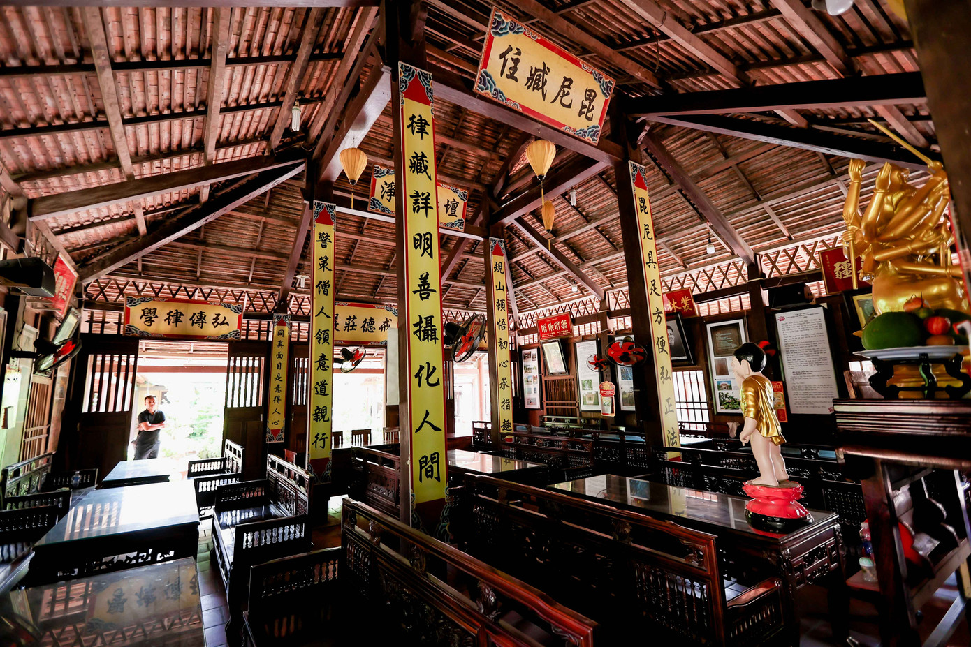 Theo nhà chùa, gian nhà được xây dựng vào năm 1926 theo lối kiến trúc cổ kính trang nghiêm với chất liệu gỗ là chủ đạo. Gỗ được dùng để xây chùa là những loại tốt như căm xe, mun, cẩm lai,...